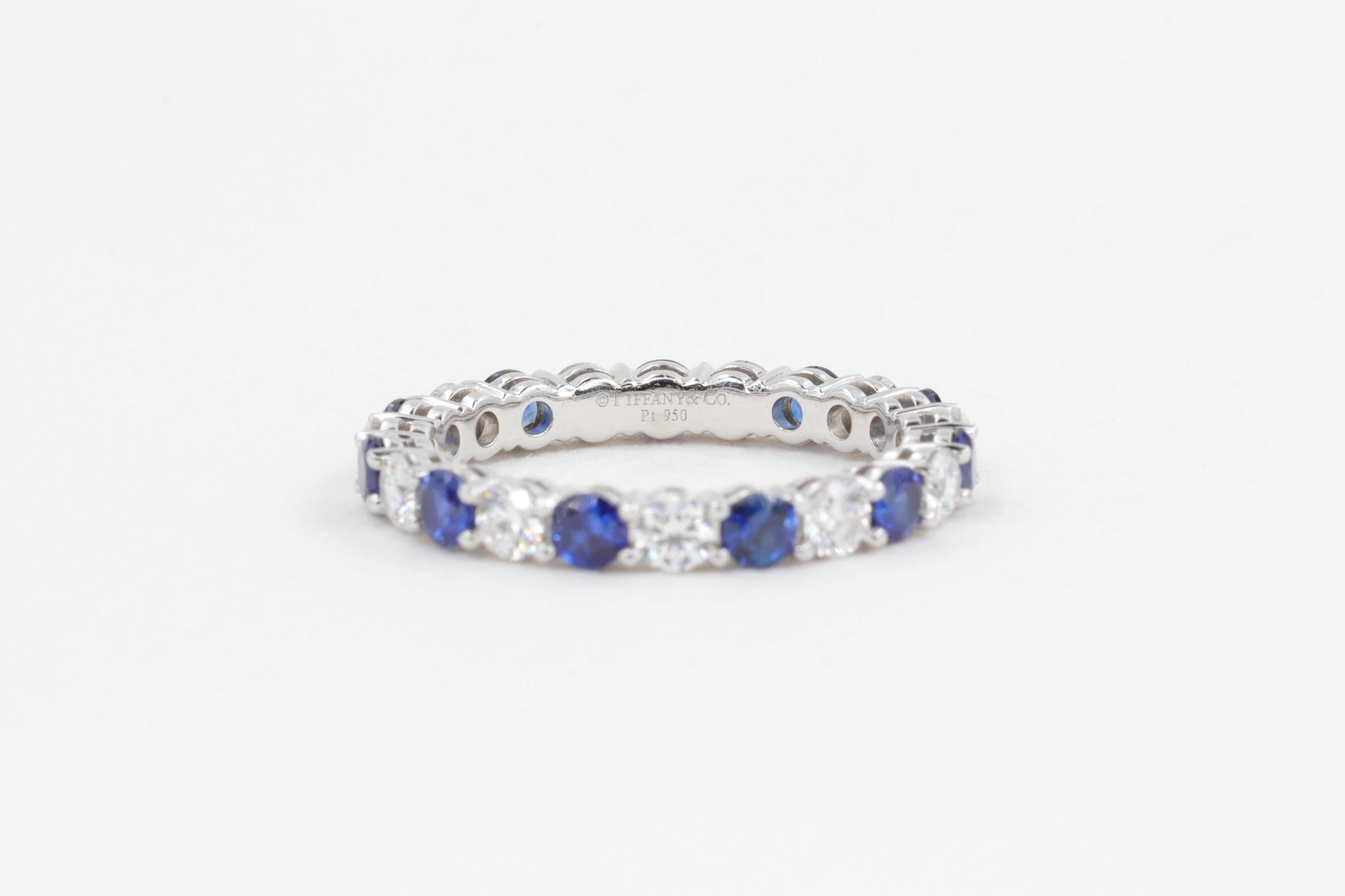 Tiffany & Co. Embrace Saphir und Diamant Eternity Band Ring Set in Platin  im Zustand „Hervorragend“ im Angebot in Tampa, FL