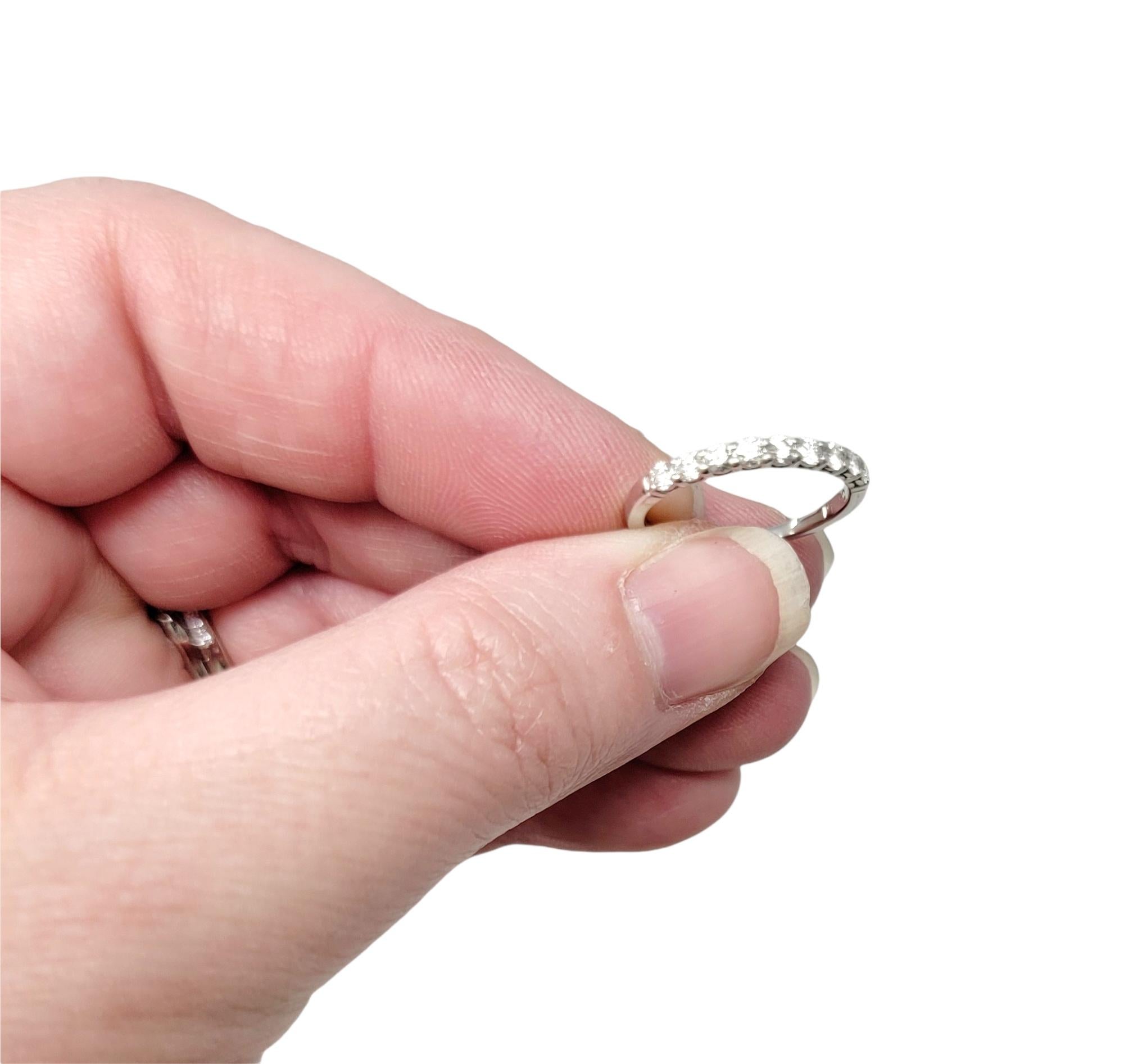 Tiffany & Co. Embrace Semi-Eternity Bague à anneau en platine avec 9 diamants ronds en vente 4