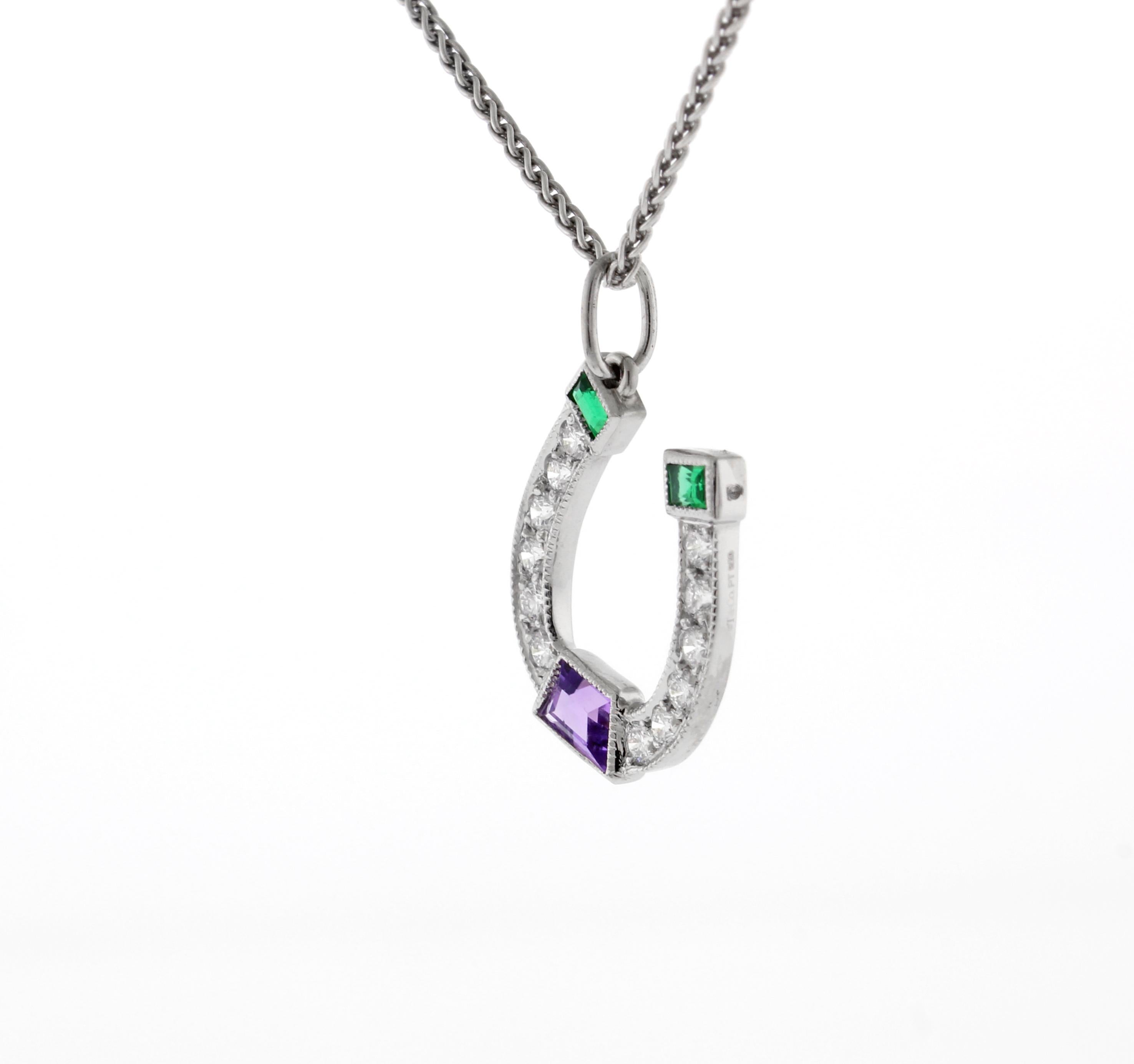 Genießen Sie Glück und Luxus mit dieser atemberaubenden Tiffany & Co. Horseshoe Charm, eine perfekte Mischung aus Eleganz und Charme. Dieses exquisite Stück aus glänzendem Platin ist mit sorgfältig ausgewählten Edelsteinen und Diamanten verziert,