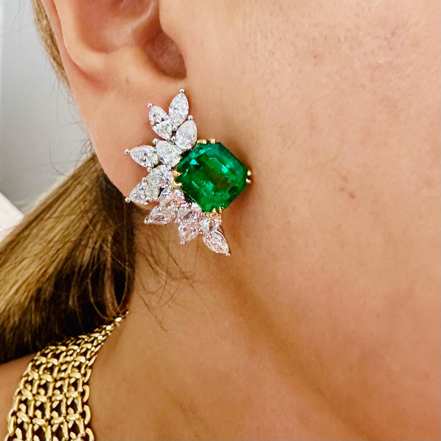 Tiffany & Co Platin-Diamant-Ohrringe.
Zwei rechteckig geschliffene grüne Smaragde von schätzungsweise 8,00 ct
Montiert in 18k 4 Zacken Korb Einstellungen zusammen mit zahlreichen weißen Marquis geformte Diamanten insgesamt 7,00cts.
 Weiße Diamanten
