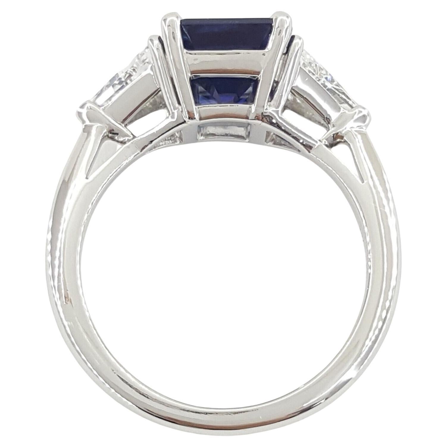 Tiffany & Co. 3,5 ct Gesamtgewicht 3-Stein Smaragd Schliff Saphir & Trillion Brilliant Cut Diamond Verlobungsring in Platin.



Der Ring wiegt 5,3 Gramm, Größe 4,5, der Mittelstein ist ein Natural 2,85 ct Emerald Cut Vivid Blue Color.

Es gibt 2