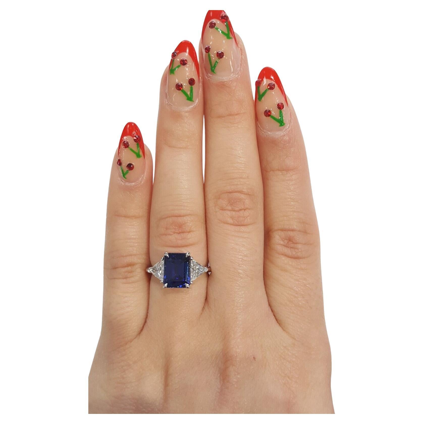 Tiffany & Co. Platinring mit blauem Saphir im Smaragdschliff und Trillionen Diamanten (Moderne) im Angebot