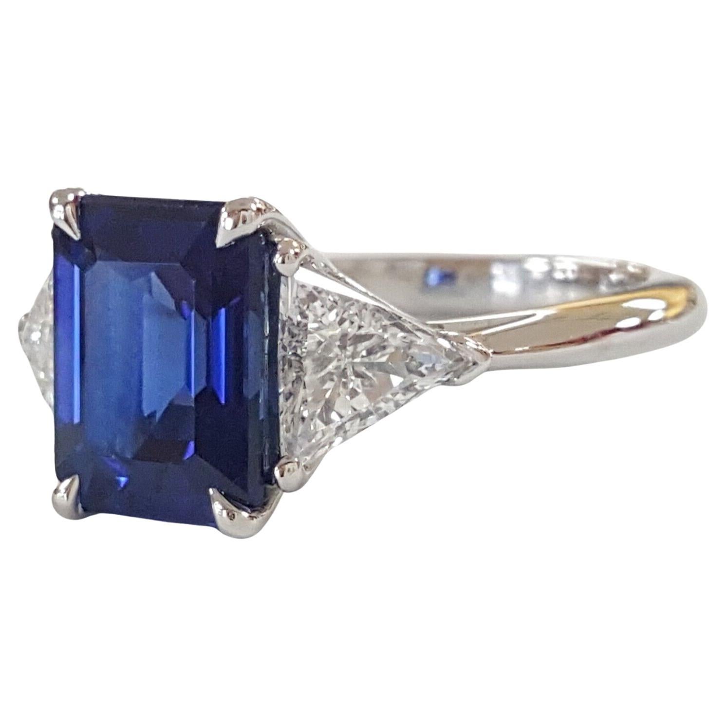 Taille princesse Tiffany & Co. Bague en platine avec saphir bleu taille émeraude et diamant trillion en vente