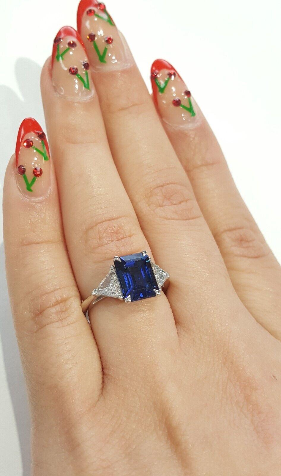 Tiffany & Co. Bague en platine avec saphir bleu taille émeraude et diamant trillion Neuf - En vente à Rome, IT