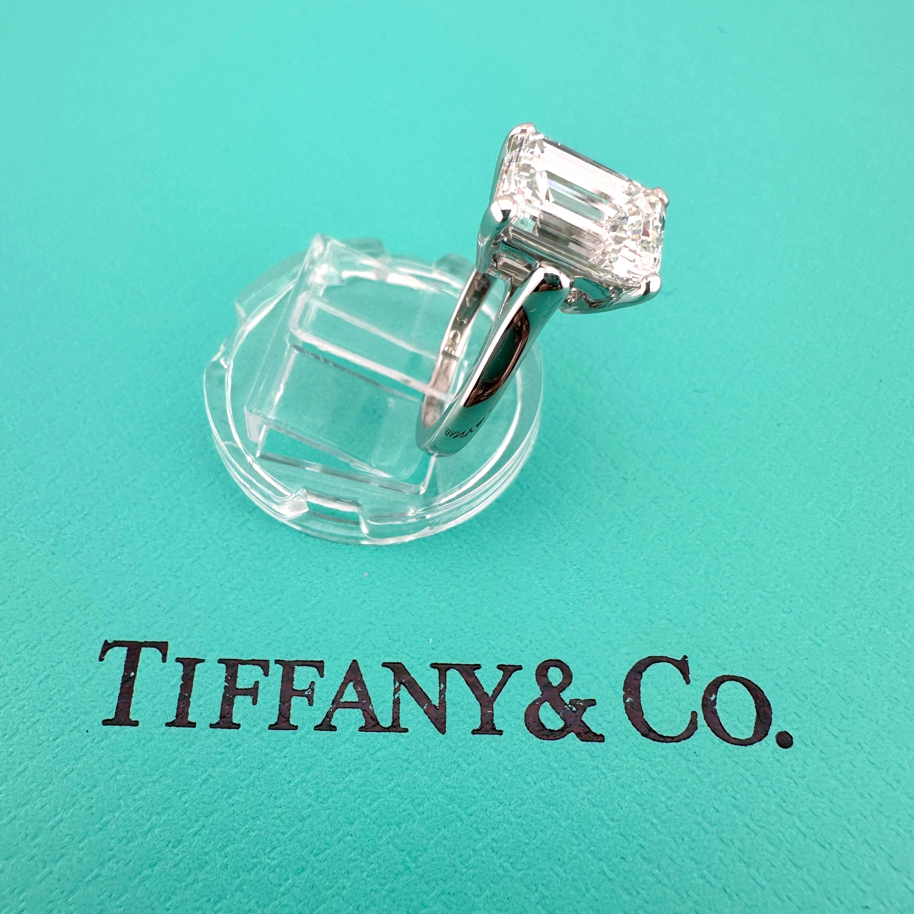 Tiffany & Co Emerald Diamond 3.86 cts G VS2 Platinum Engagement Ring For Sale 5