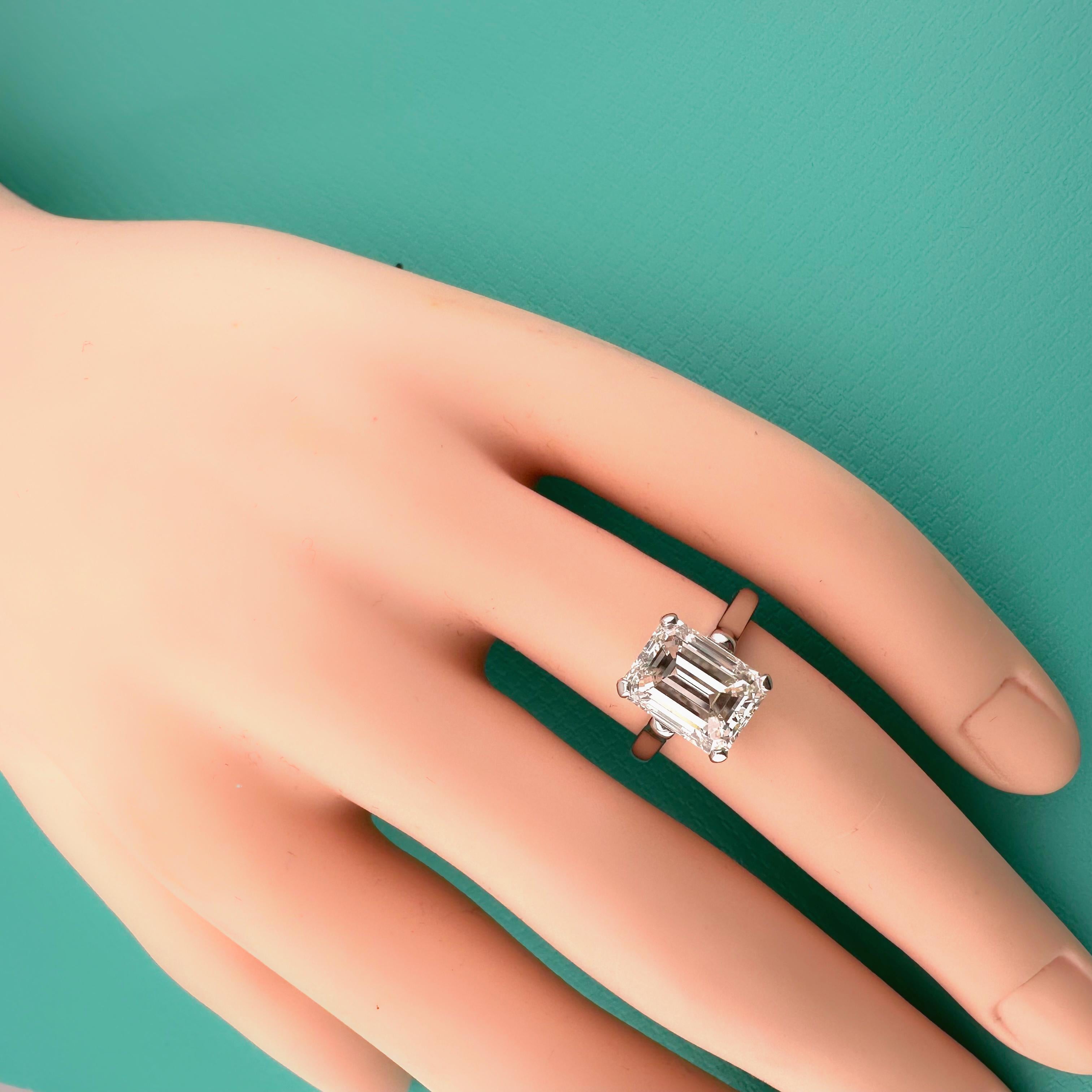 Tiffany & Co Emerald Diamond 3.86 cts G VS2 Platinum Engagement Ring For Sale 10