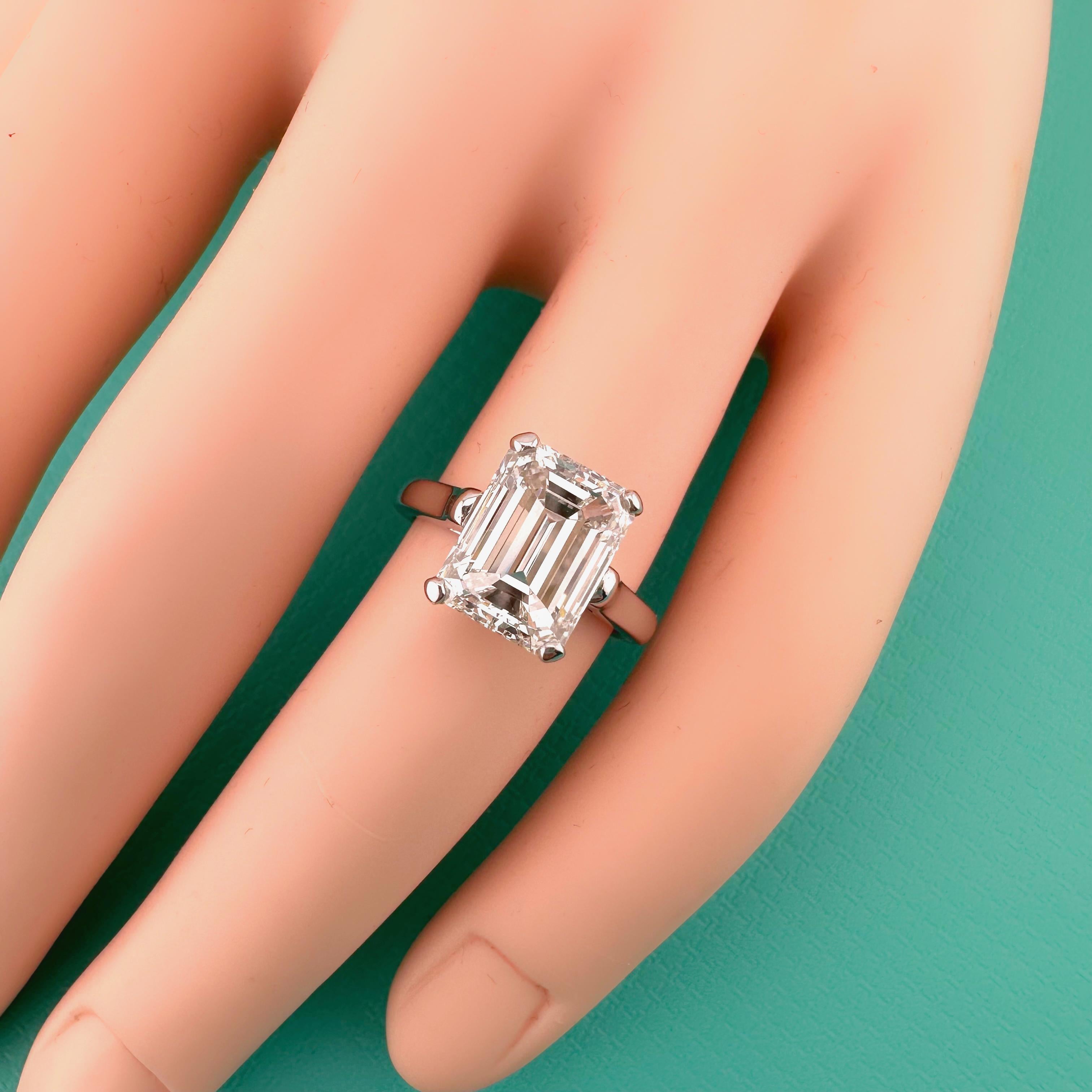 Tiffany & Co Emerald Diamond 3.86 cts G VS2 Platinum Engagement Ring For Sale 11