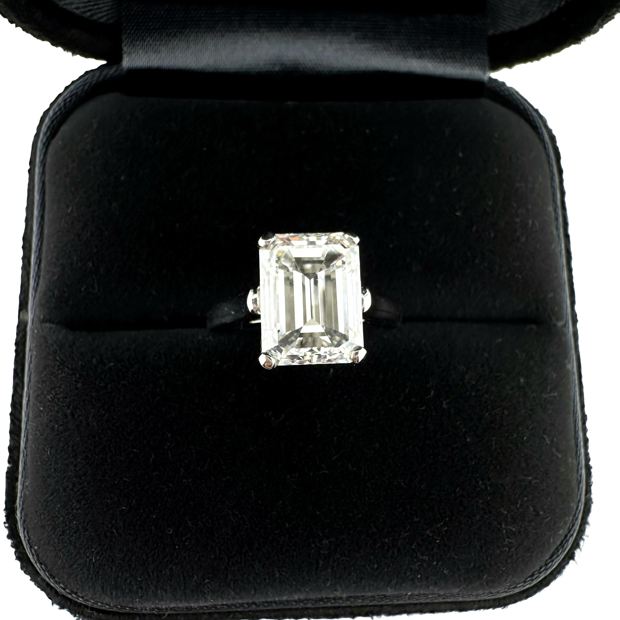 Women's Tiffany & Co Emerald Diamond 3.86 cts G VS2 Platinum Engagement Ring For Sale