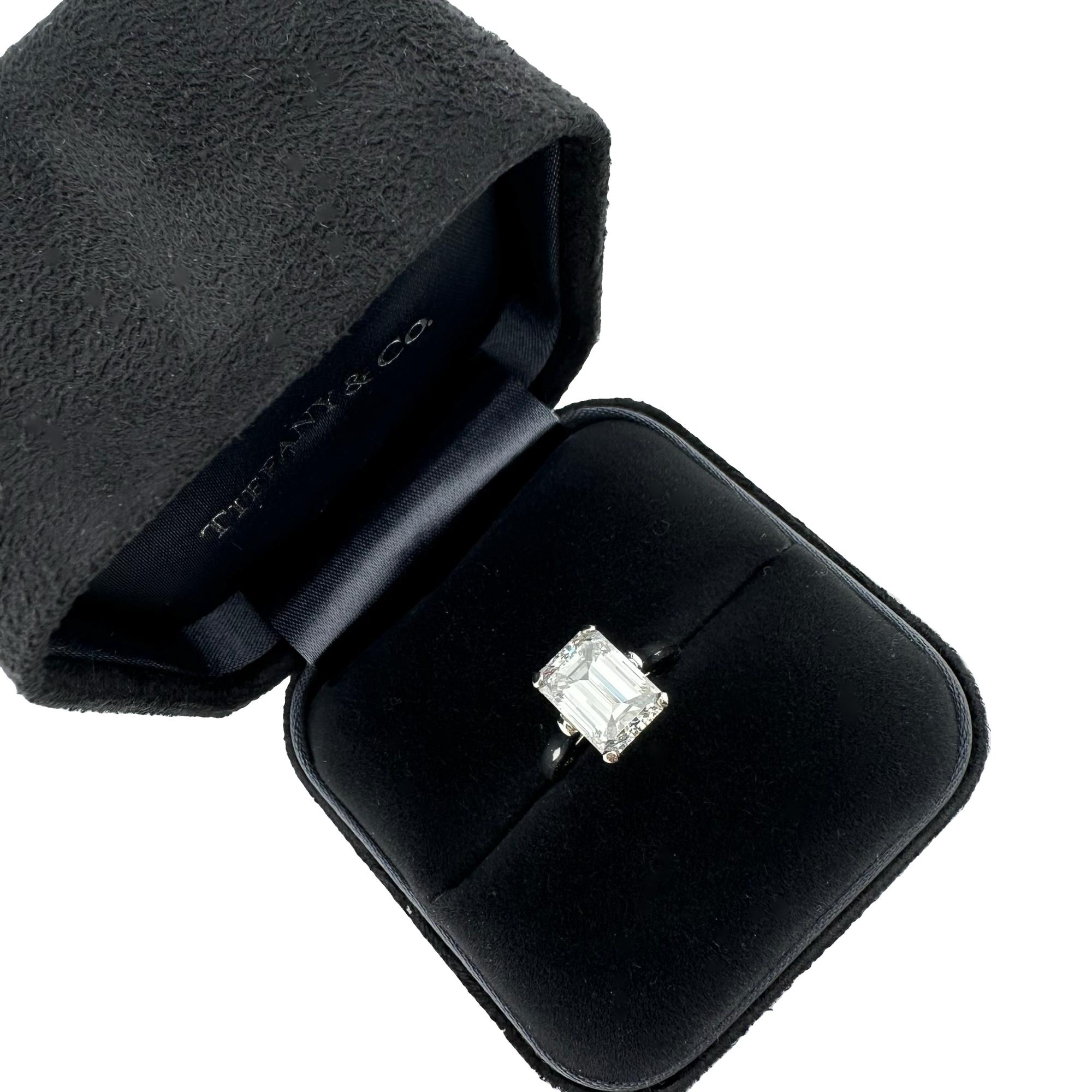 Tiffany & Co Emerald Diamond 3.86 cts G VS2 Platinum Engagement Ring For Sale 1