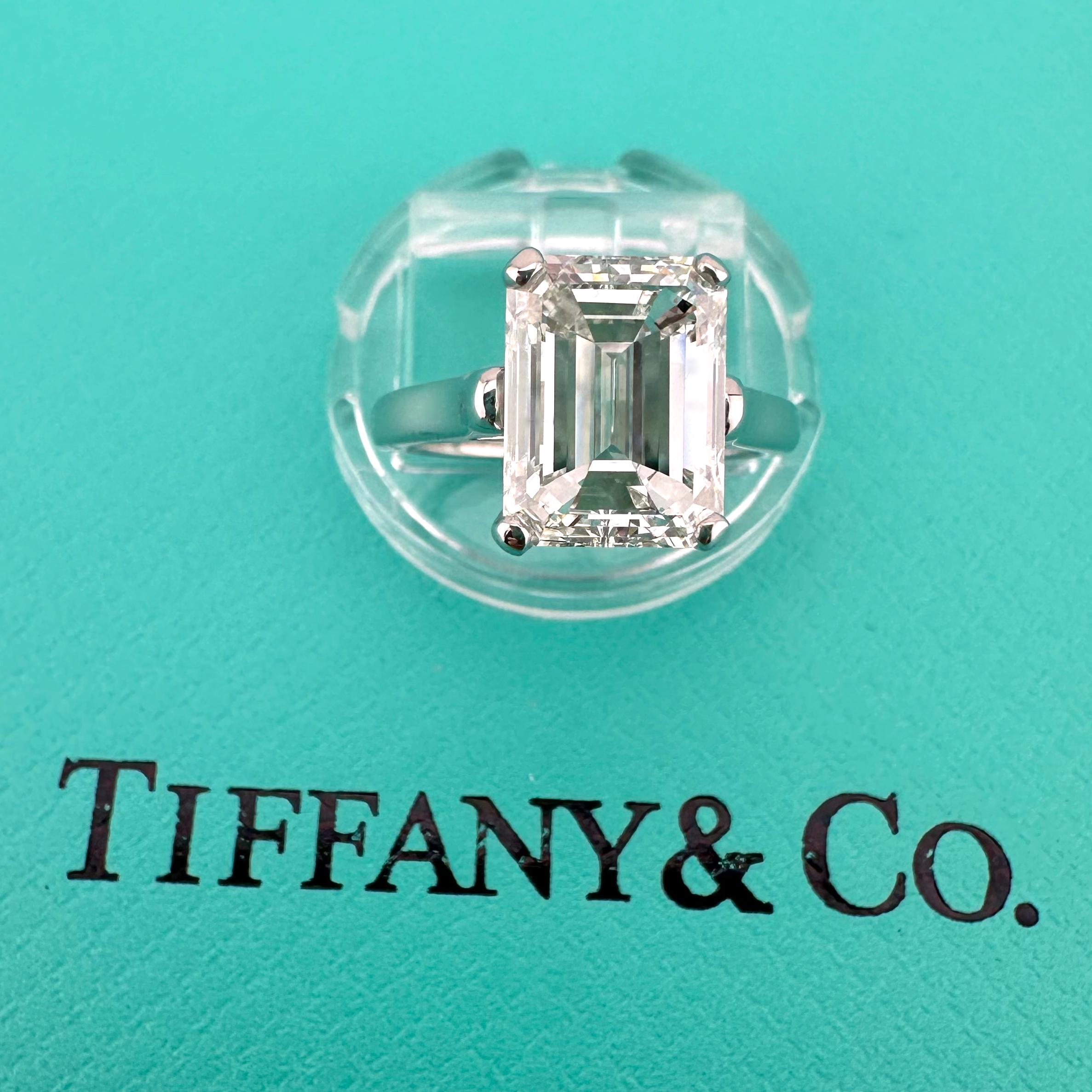 Tiffany & Co Emerald Diamond 3.86 cts G VS2 Platinum Engagement Ring For Sale 4