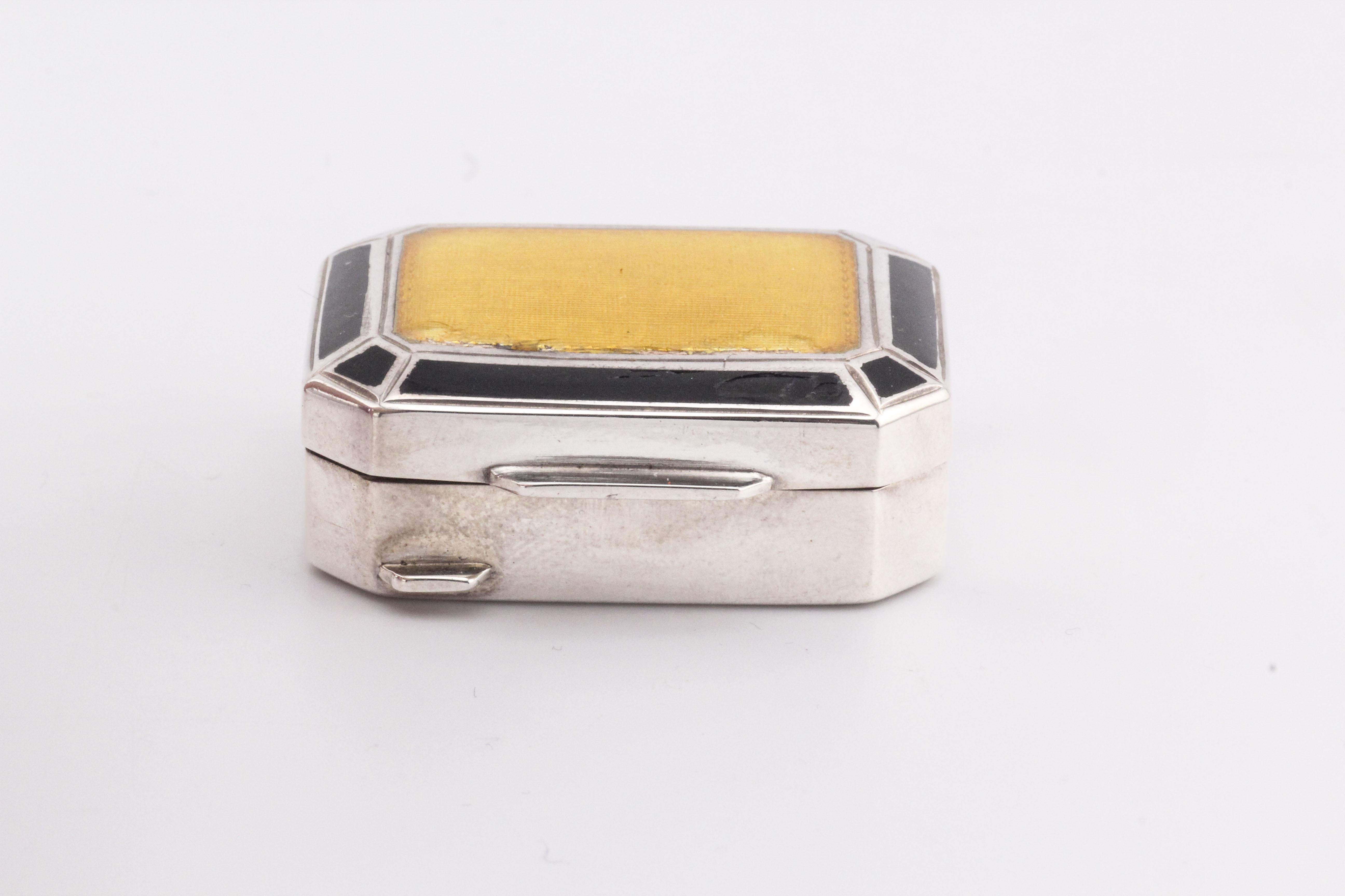 La collection Tiffany & Co. L'étui à pilules en argent 925 émaillé est une pièce à la fois charmante et pratique qui allie le savoir-faire emblématique de Tiffany à une touche d'élégance ludique. Fabriqué en argent sterling 925 de haute qualité, ce