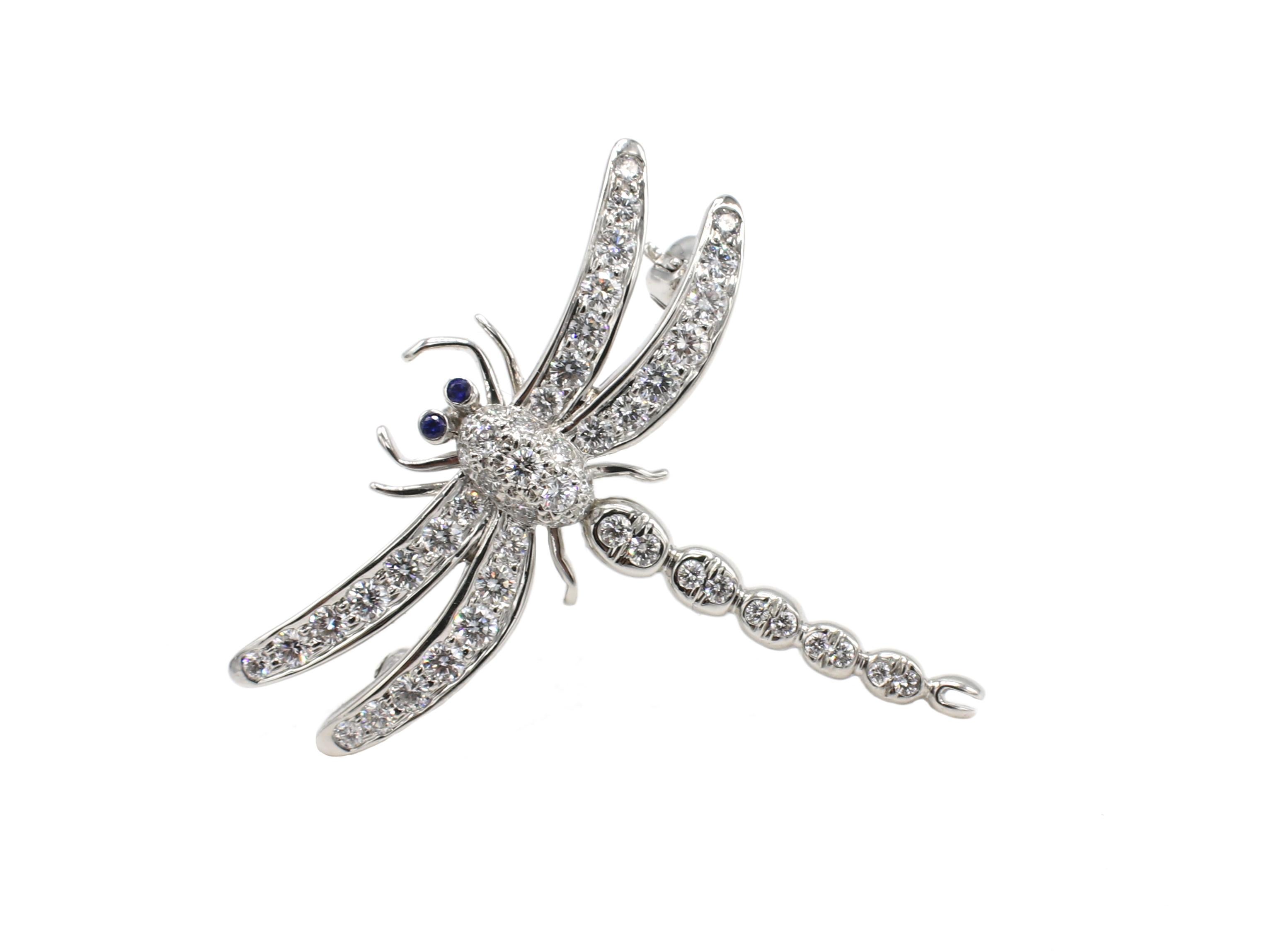 Tiffany & Co. Enchant Platin Diamant & Saphir Libelle Pin Brosche 
Metall: Platin
Gewicht: 5.58 Gramm
Diamanten: 51 runde Diamanten im Brillantschliff:: ca. .70 CTW D-F VS 
Saphire: 2 runde blaue Saphire ca. .01 CTW 
Länge: 29MM
Breite: