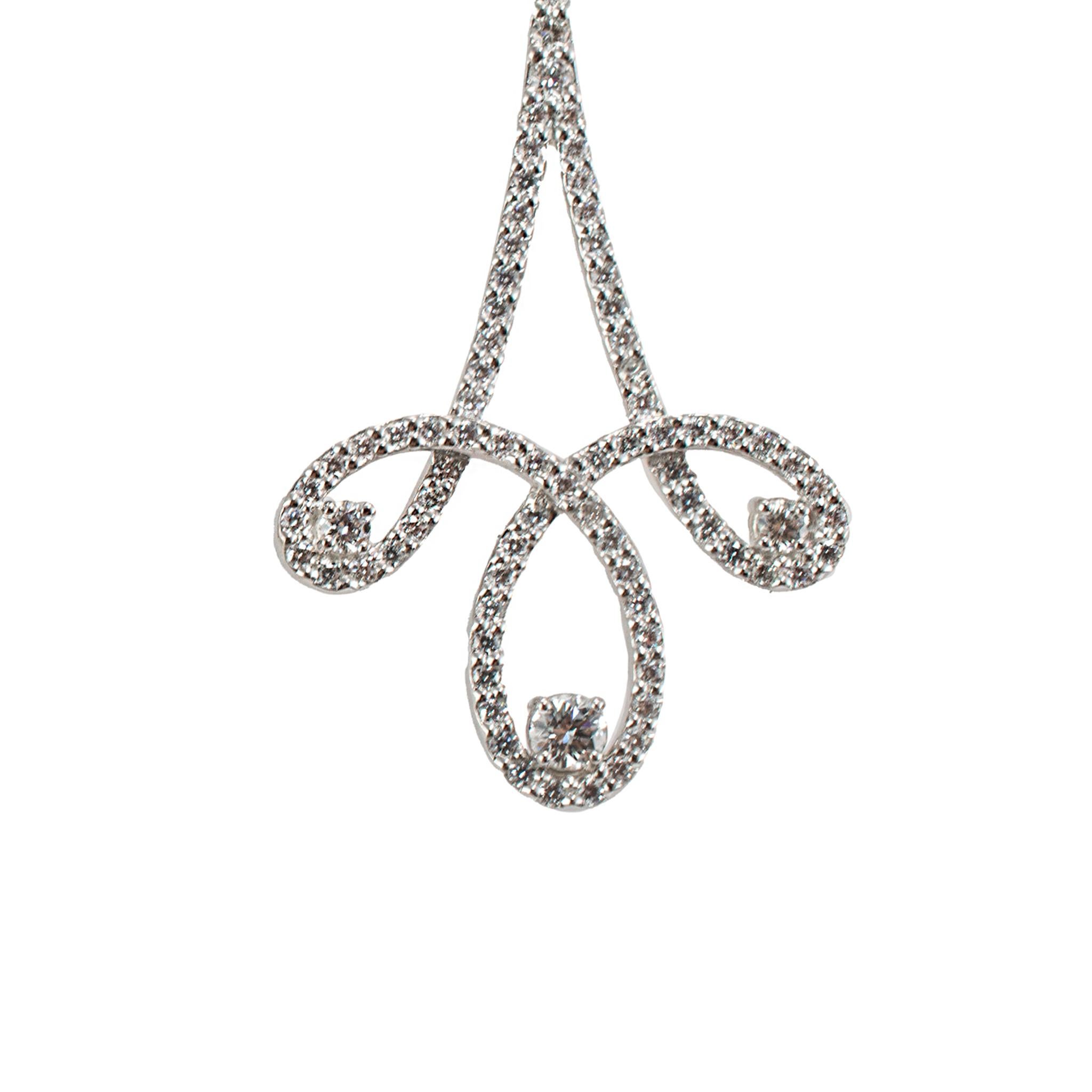 Marchio: Tiffany & Co. 

Genere: Donna 

Tipo di metallo: Platino 950

Lunghezza: 2,00 pollici

Larghezza: 21,50 mm 

Peso: 9,47 grammi

Un paio di orecchini da donna TIFFANY & CO. in platino 950, con diamanti in stile lampadario, pendenti, a