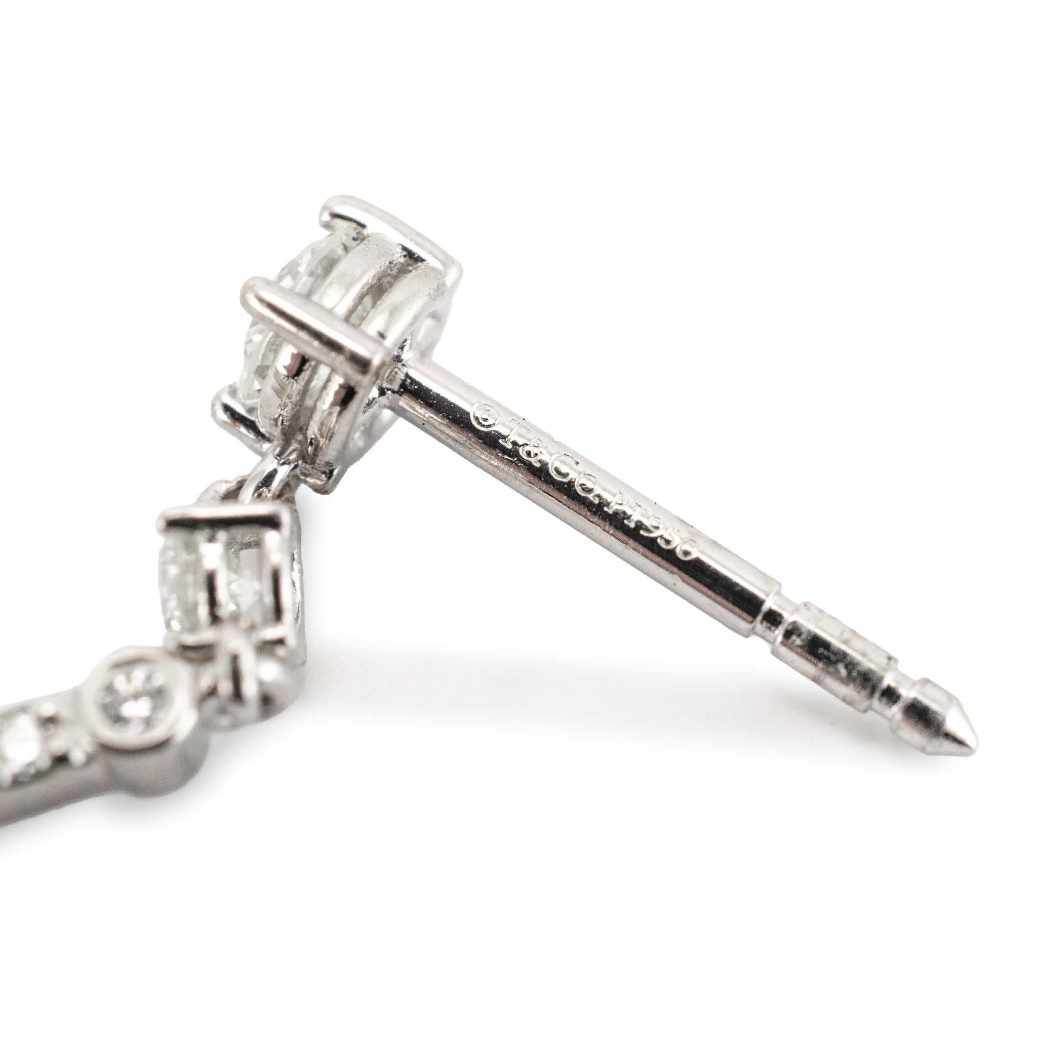 Donna Tiffany & Co. Orecchini Enchant Scroll 950 in platino con diamanti a forma di lampadario in vendita