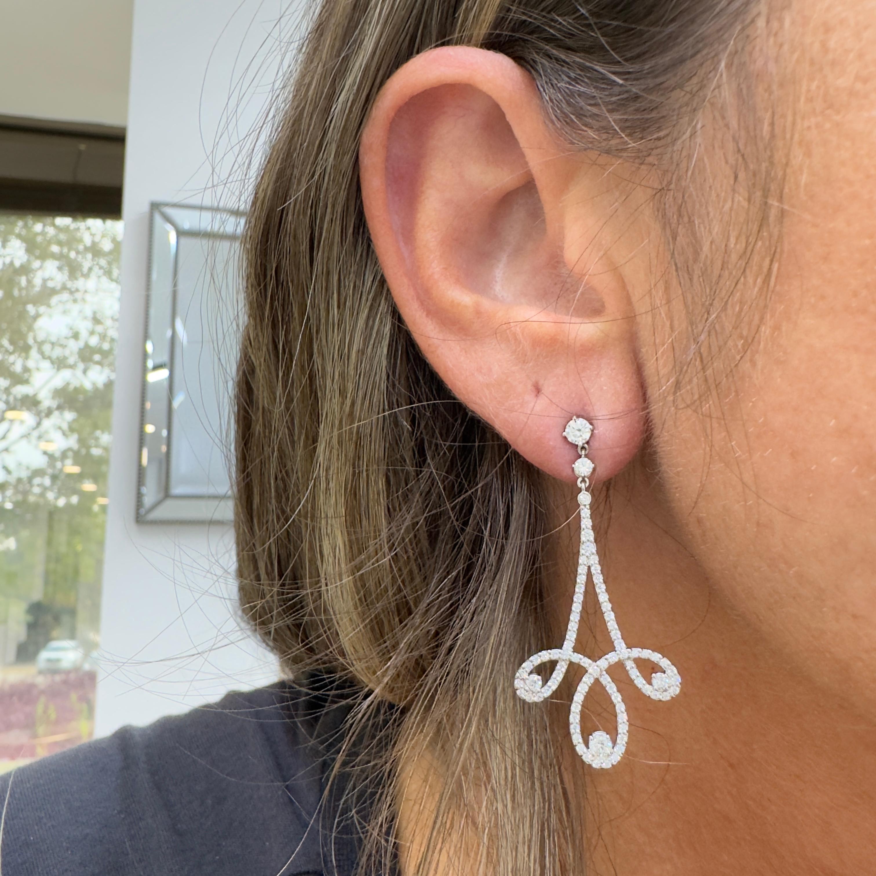 Tiffany & Co. Orecchini Enchant Scroll 950 in platino con diamanti a forma di lampadario in vendita 3