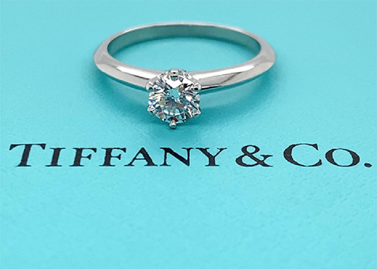 Tiffany & Co Engagement Ring .45ct H-VS1 Diamond Solitaire Platinum In Good Condition For Sale In Dearborn, MI