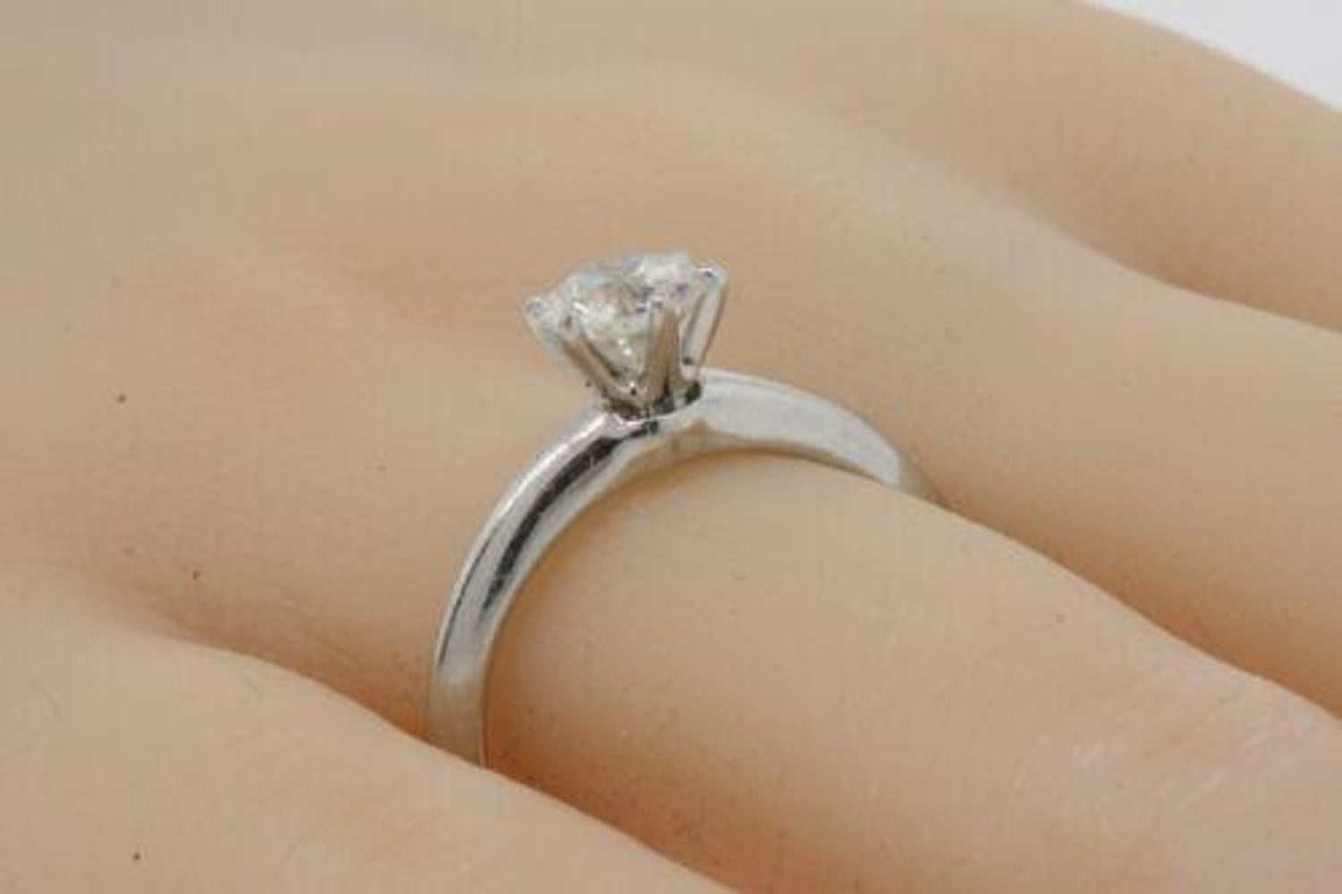 Tiffany & Co. Engagement Ring .96ct I VVS1 Round Solitaire Platinum sz 8 12200 For Sale 2