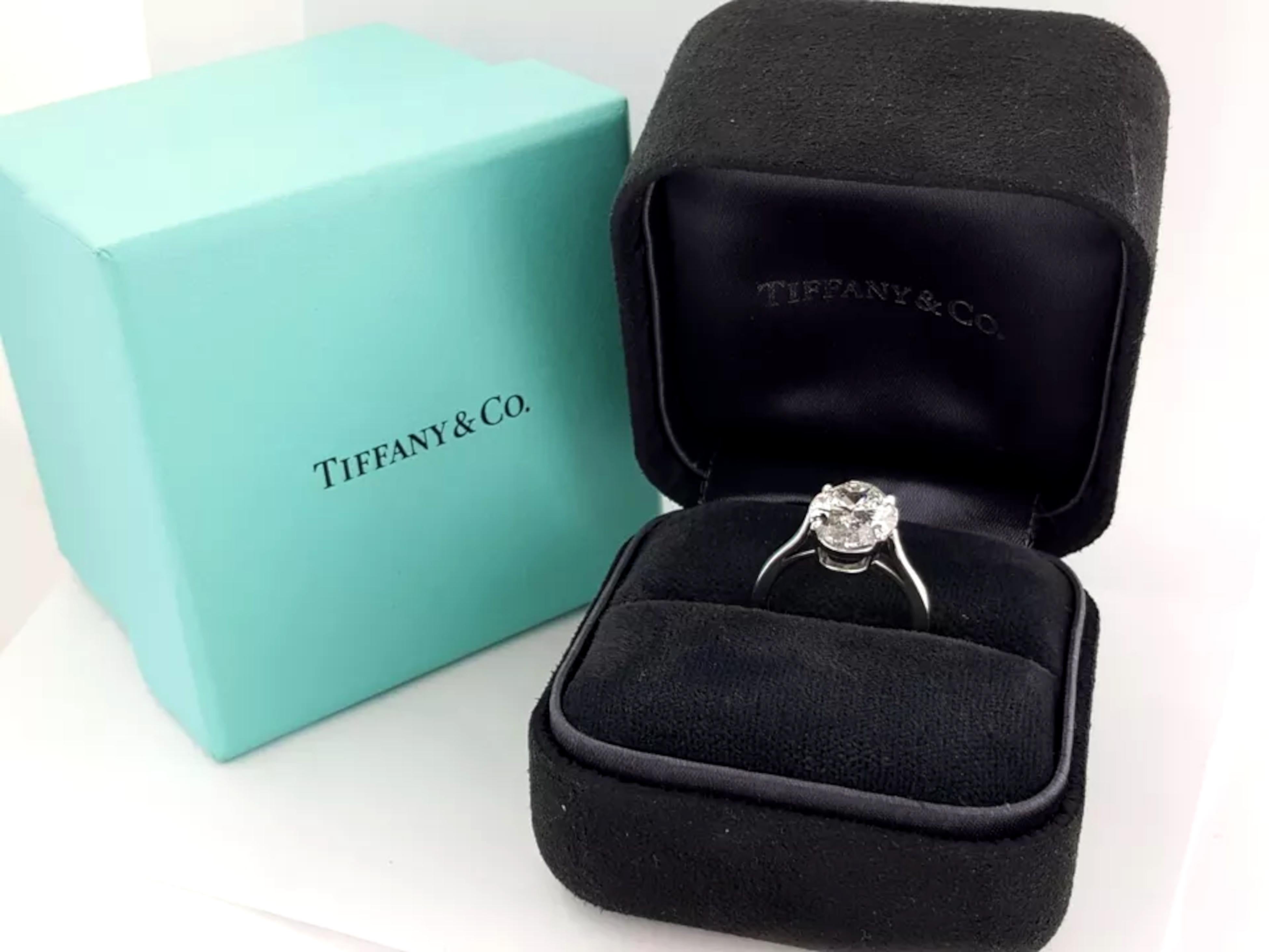 Tiffany & Co. engagement ring featuring an impressive 5.01 ct oval cut diamond In Excellent Condition For Sale In Chicago, IL