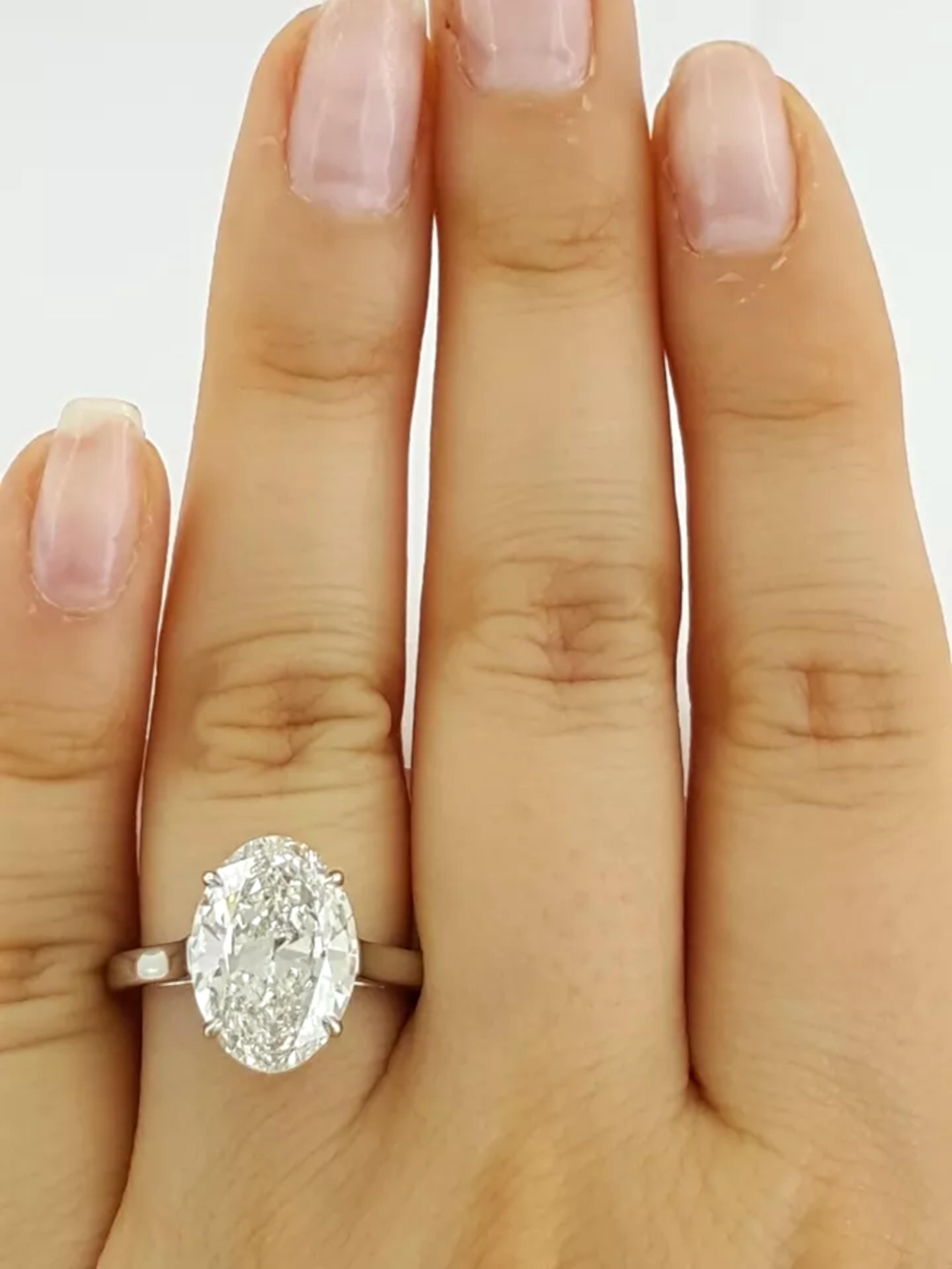 Women's or Men's Tiffany & Co. engagement ring featuring an impressive 5.01 ct oval cut diamond For Sale