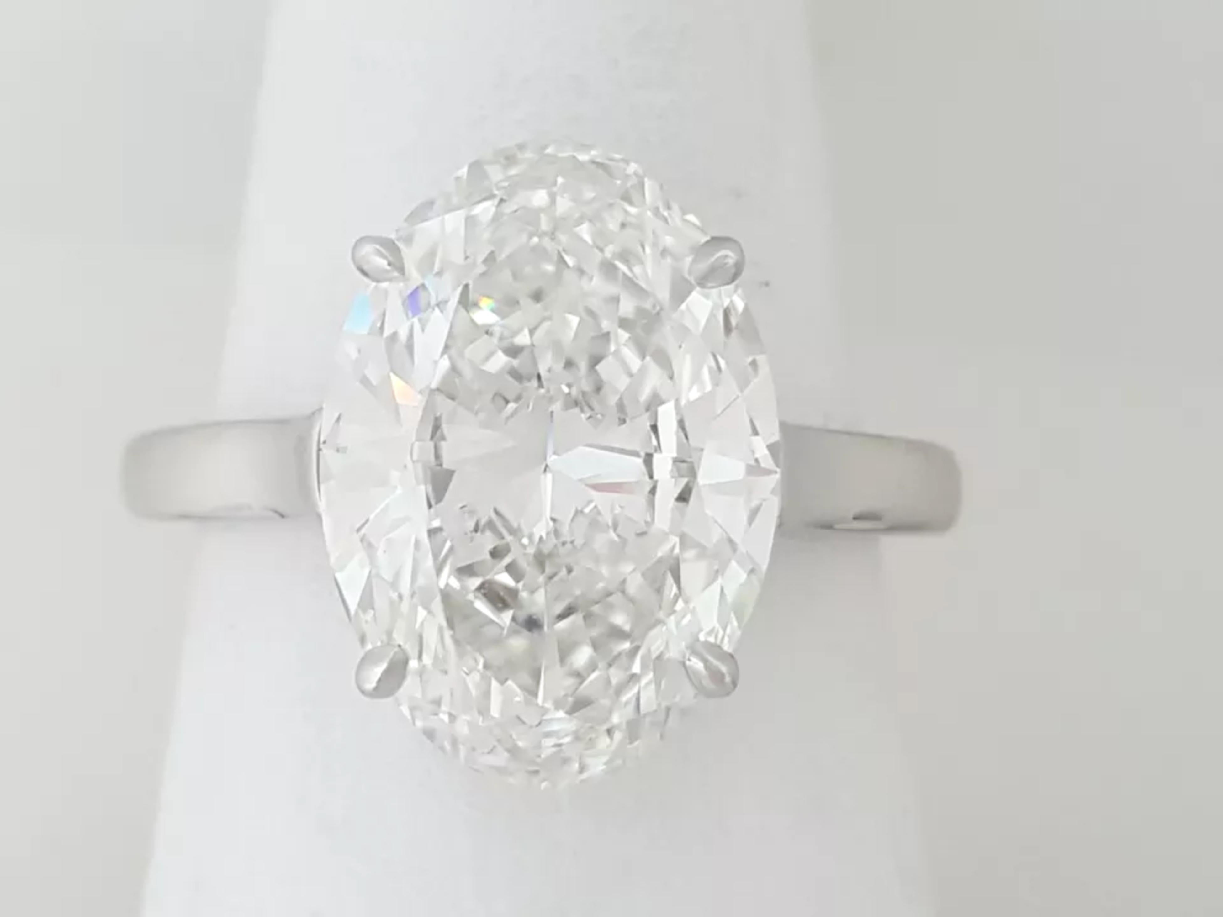 Tiffany & Co. engagement ring featuring an impressive 5.01 ct oval cut diamond For Sale 1