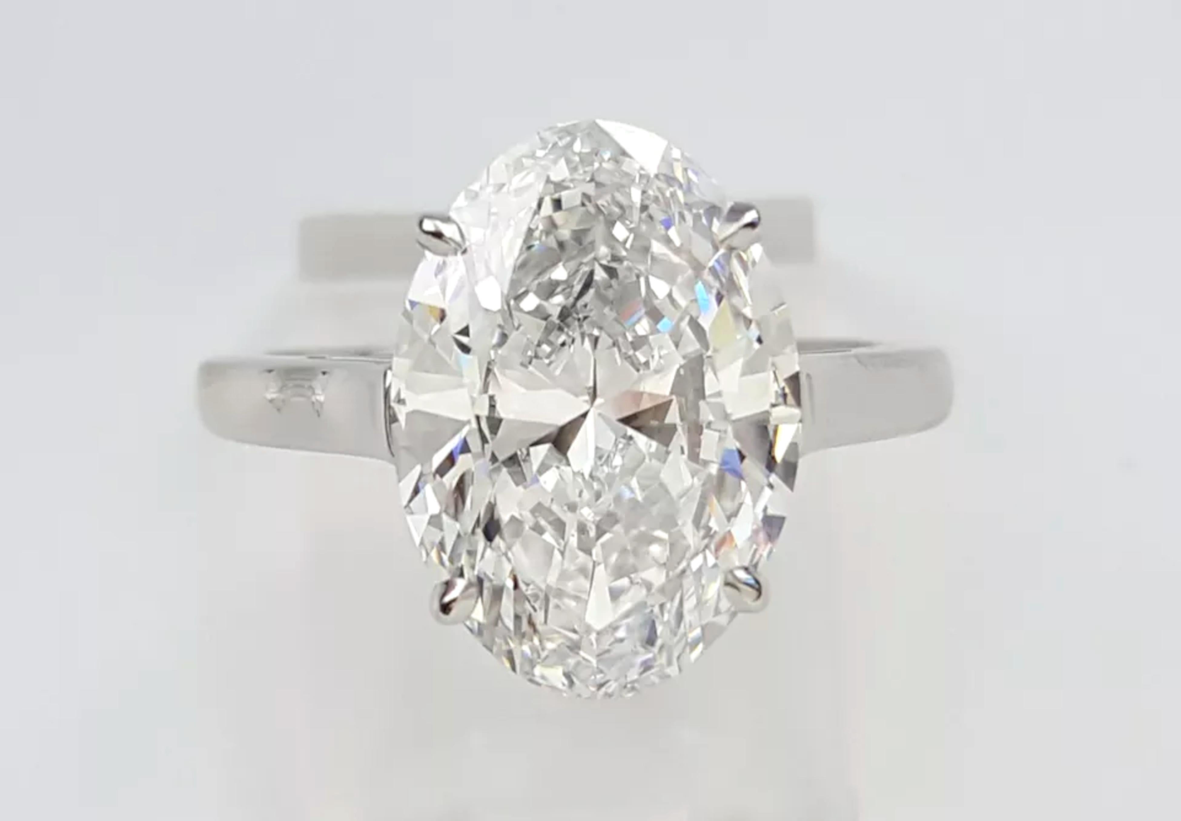 Tiffany & Co. engagement ring featuring an impressive 5.01 ct oval cut diamond For Sale 2