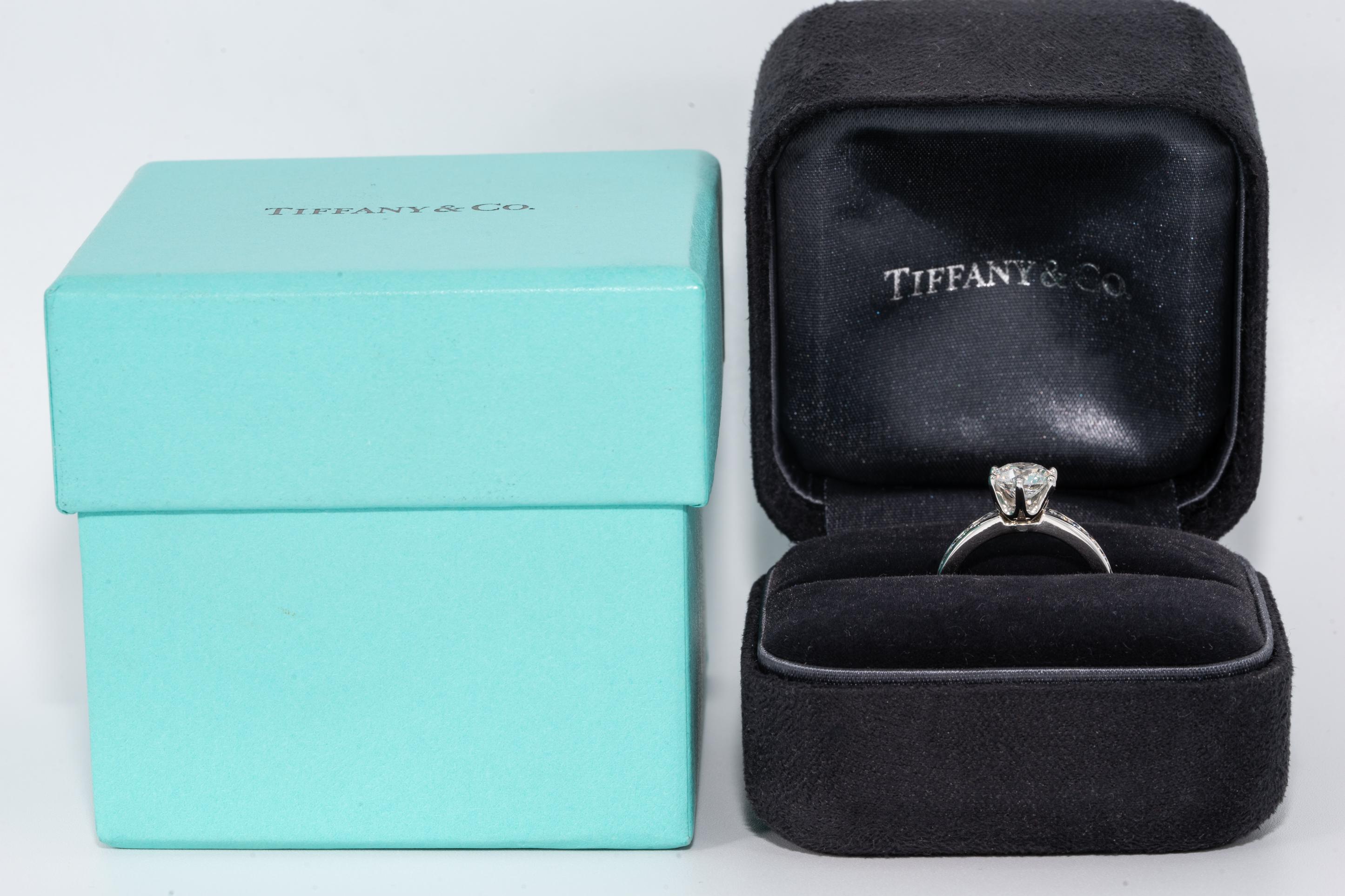 Tiffany & Co. Engagement Ring with 1.43 Carat Round Brilliant Centre in Platinum In New Condition In New York, NY