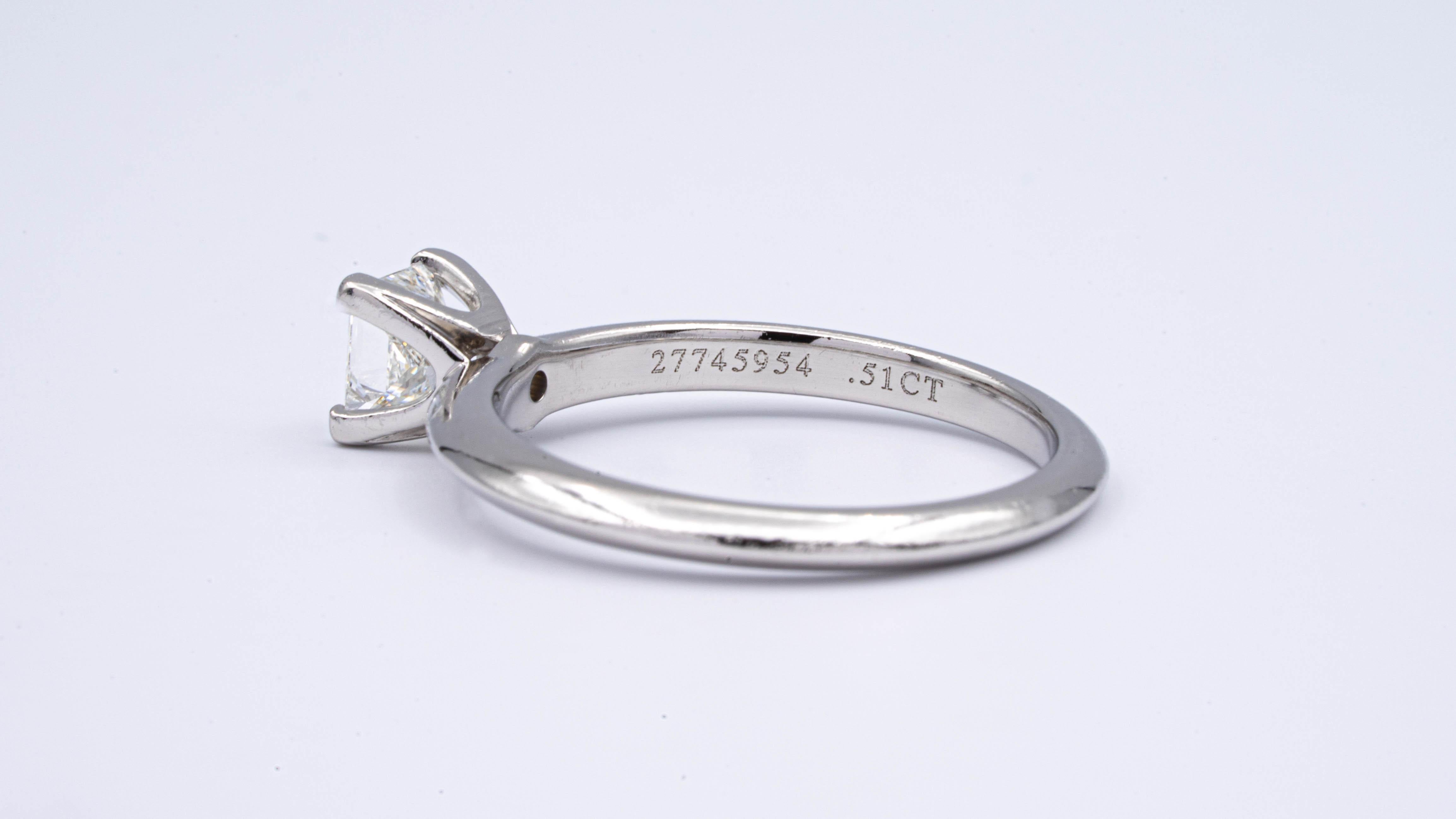 Tiffany & Co. Verlobungsring mit .51 Karat H VVS1 Prinzessinnenschliff in Platin im Zustand „Hervorragend“ in New York, NY