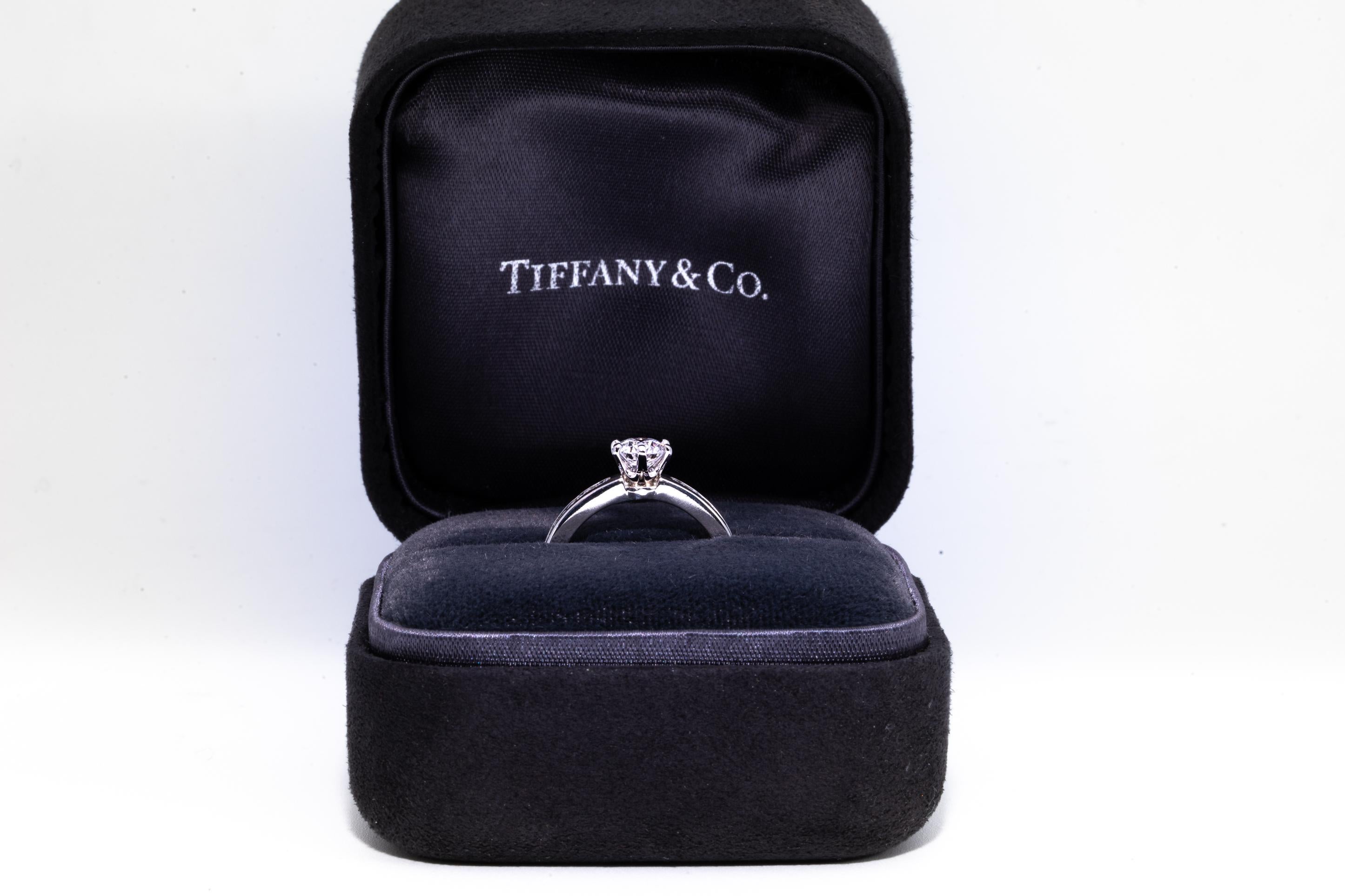 Tiffany & Co Diamond Engagement Solitaire unterzeichnet von Tiffany & Co. mit einem .73 Karat Center:: abgestuft E Farbe und VS1 Klarheit. 
Hervorgehoben mit 10 Kanal gesetzt brillant geschliffenen runden Diamanten wiegen etwa .35 Cts Total
Mit