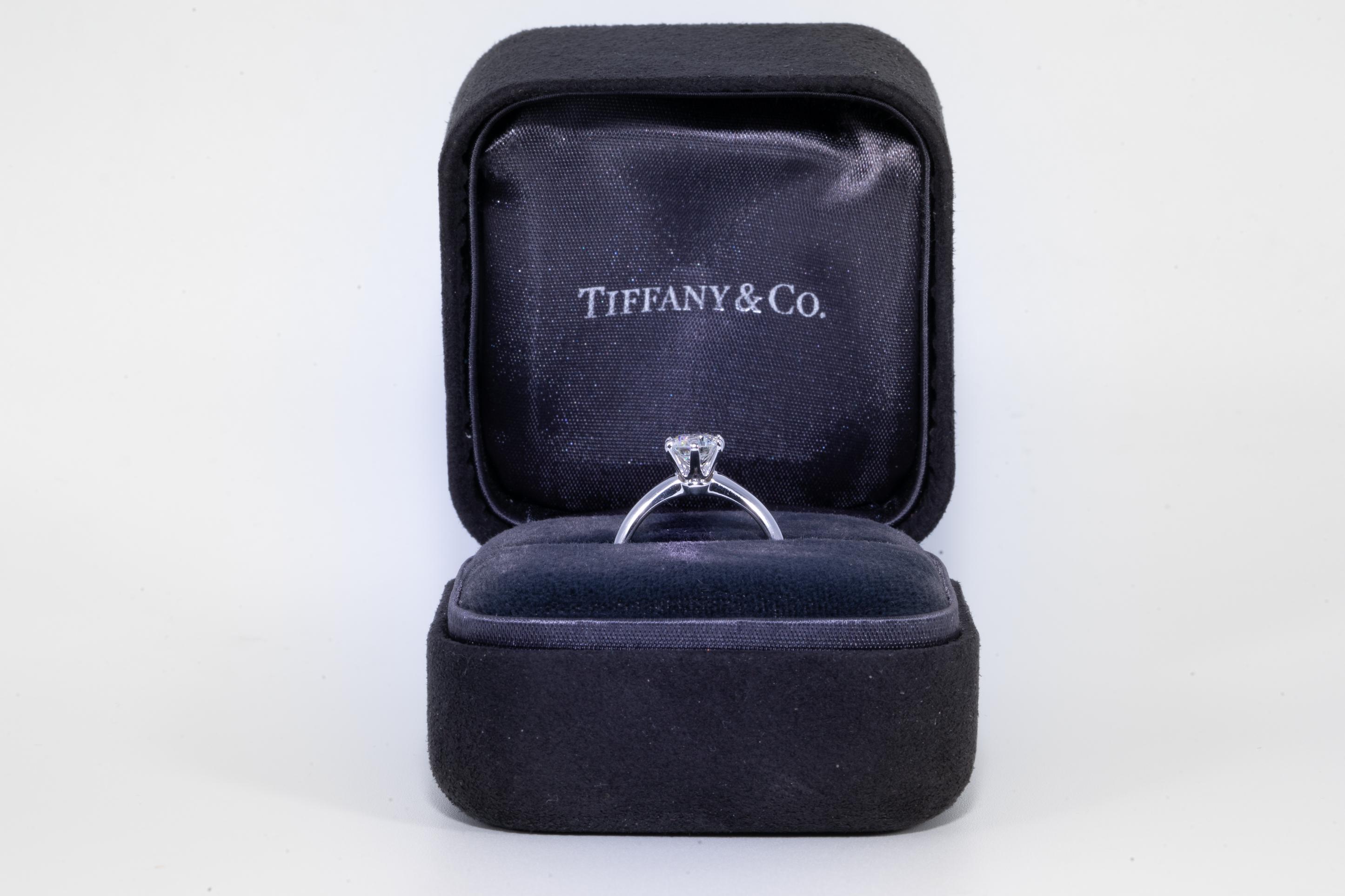 Tiffany & Co. Diamond Engagement Solitaire unterzeichnet von Tiffany & Co. mit einem .92 ct Center:: abgestuft I Farbe und VS2 Klarheit. 
In Platin

Ring ist derzeit eine Größe 6 und kann fachmännisch und nahtlos re-sized

Von Tiffany Website
