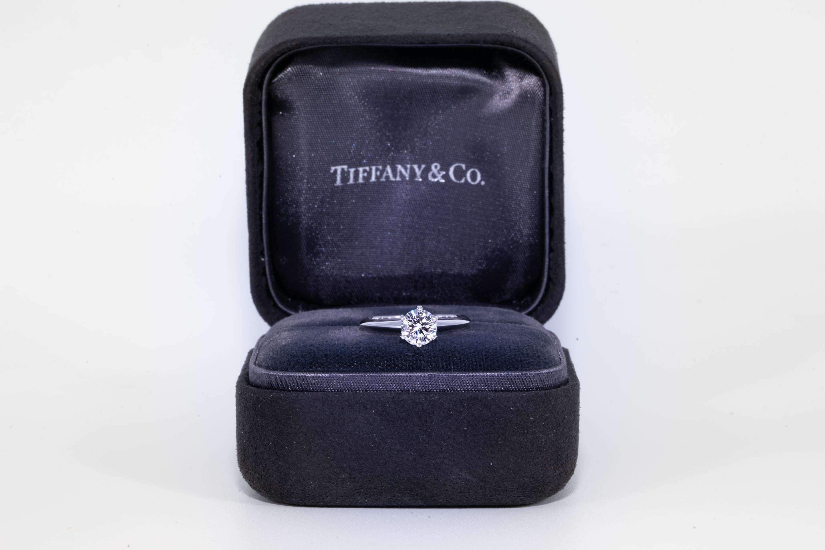 Tiffany & Co. Verlobungsring mit .92 Karat rundem Brillanten in Platin für Damen oder Herren