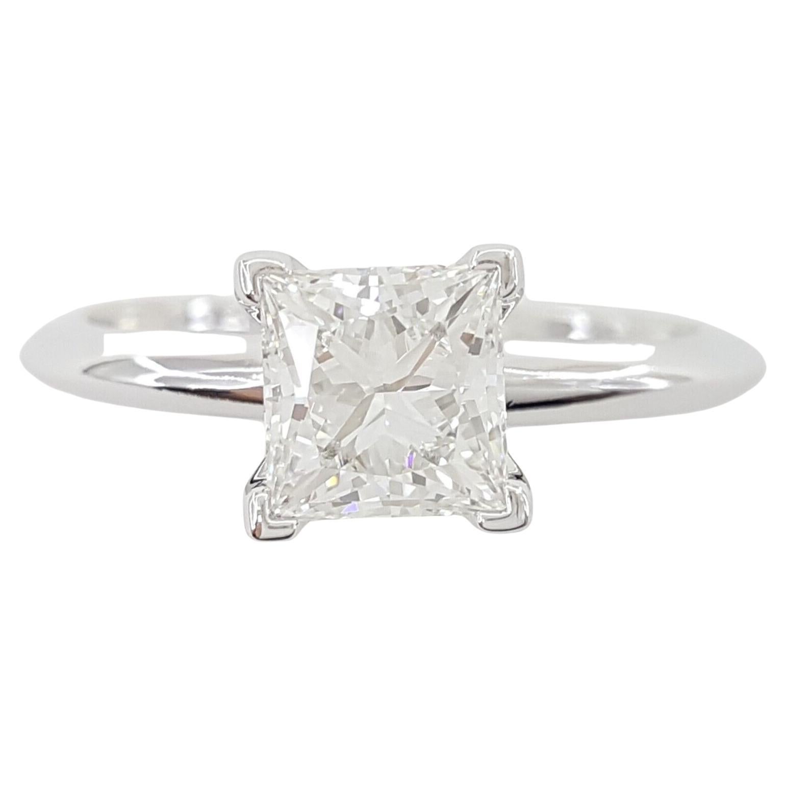 Tiffany & Co. Bague de fiançailles solitaire en platine et diamant en vente