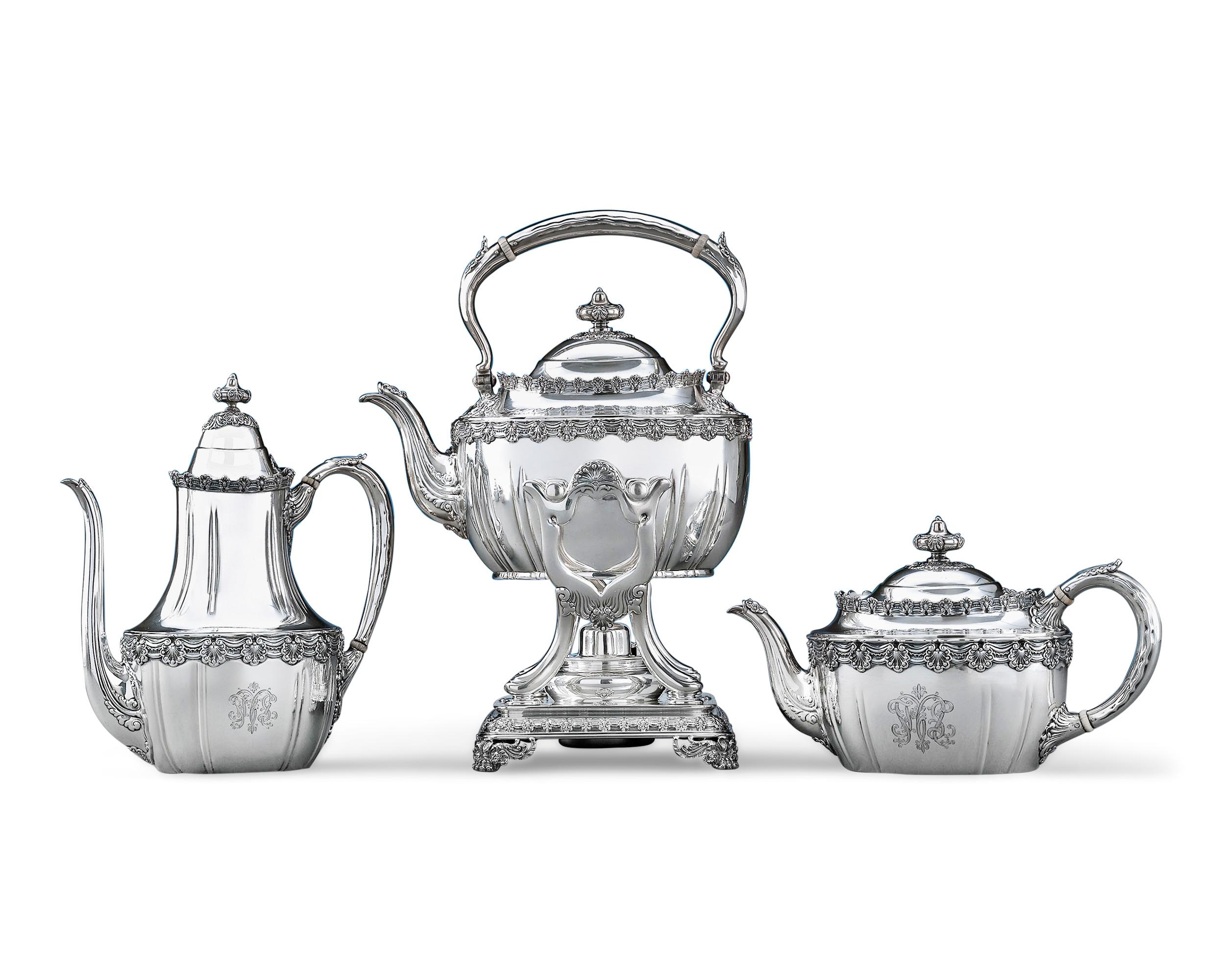 Dieses bedeutende Tee- und Kaffeeservice aus Sterlingsilber von Tiffany & Co. ist nach dem klassischen englischen King-Muster gefertigt. Das 1885 von Tiffany eingeführte Muster English King spiegelt den aufwendigen Unterhaltungsstil des Gilded Age