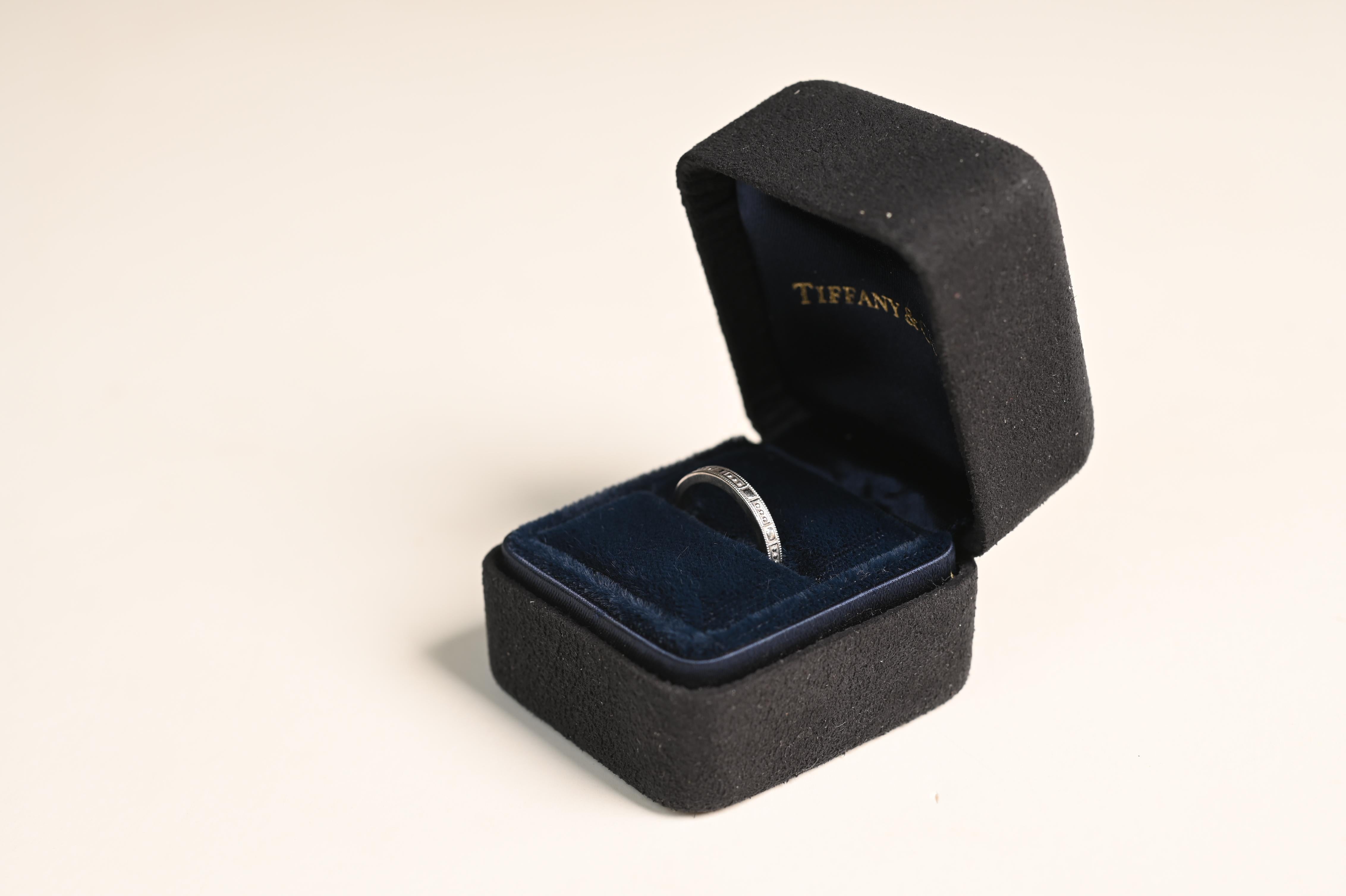 Tiffany & Co. Anneau d'éternité gravé (environ 1 carat), platine Excellent état - En vente à New York, NY