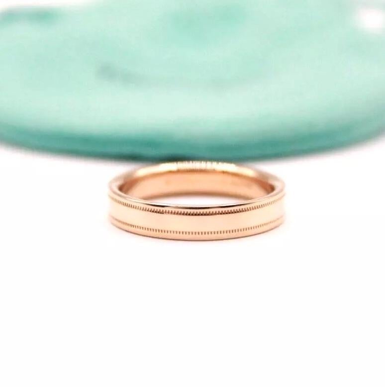 TIFFANY & Co. Essential Band 18K Roségold 4mm Doppelter Milgrain Ring 7,5

 Metall: 18K Rose Gold 
 Größe: 7,5 
 Bandbreite: 4mm
 Gewicht: 5,10 Gramm
 Punze: ©TIFFANY&CO. Au750

Garantierte Echtheit