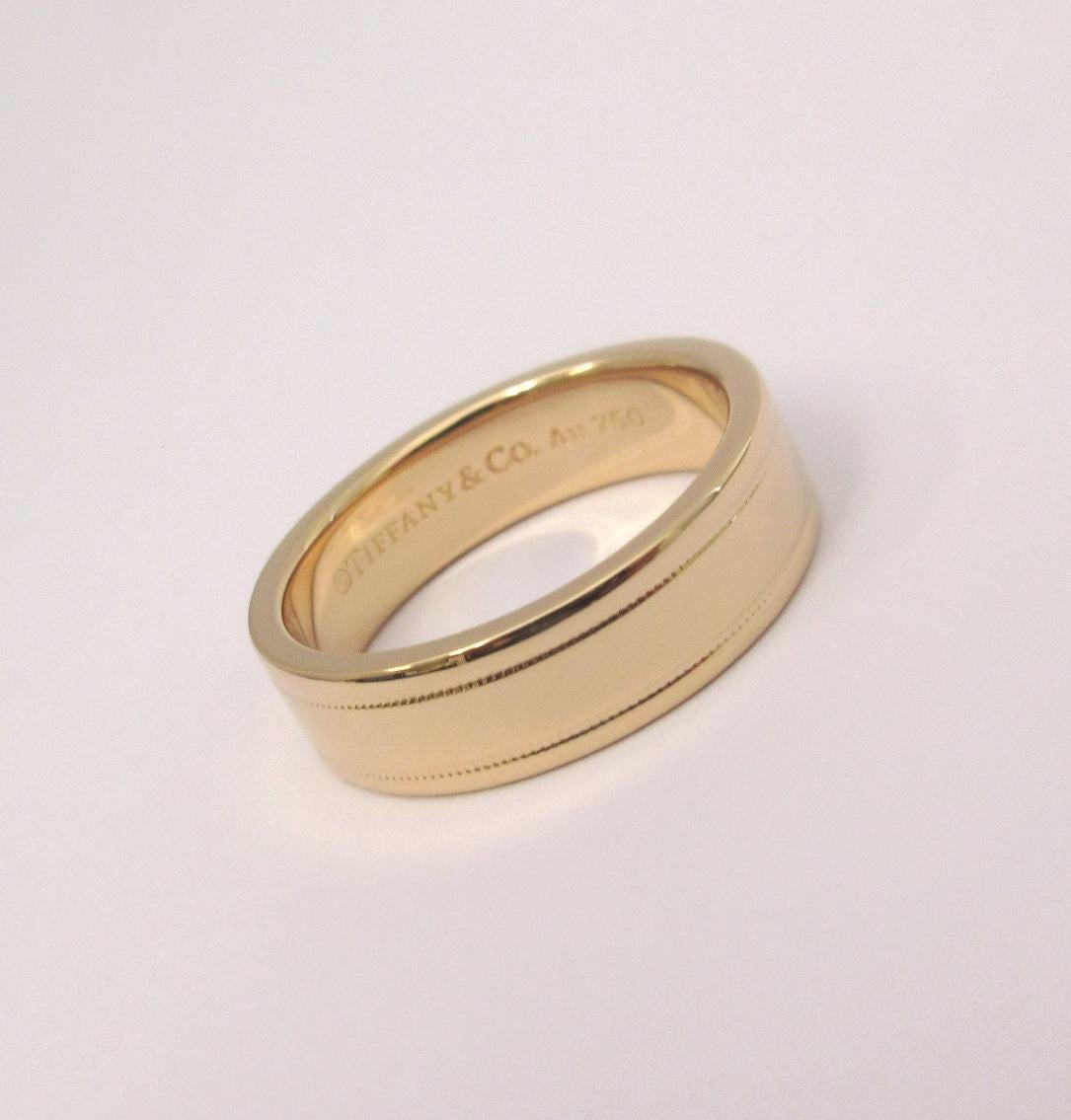 TIFFANY & Co. Wesentliche Band 18K Rose Gold 6mm Double Milgrain Ring 8,5

 Metall: 18K Rose Gold 
 Größe: 8,5 
 Breite des Bandes: 6mm
 Gewicht: 9.50 Gramm
 Punze: ©TIFFANY&CO. Au750

Garantierte Echtheit