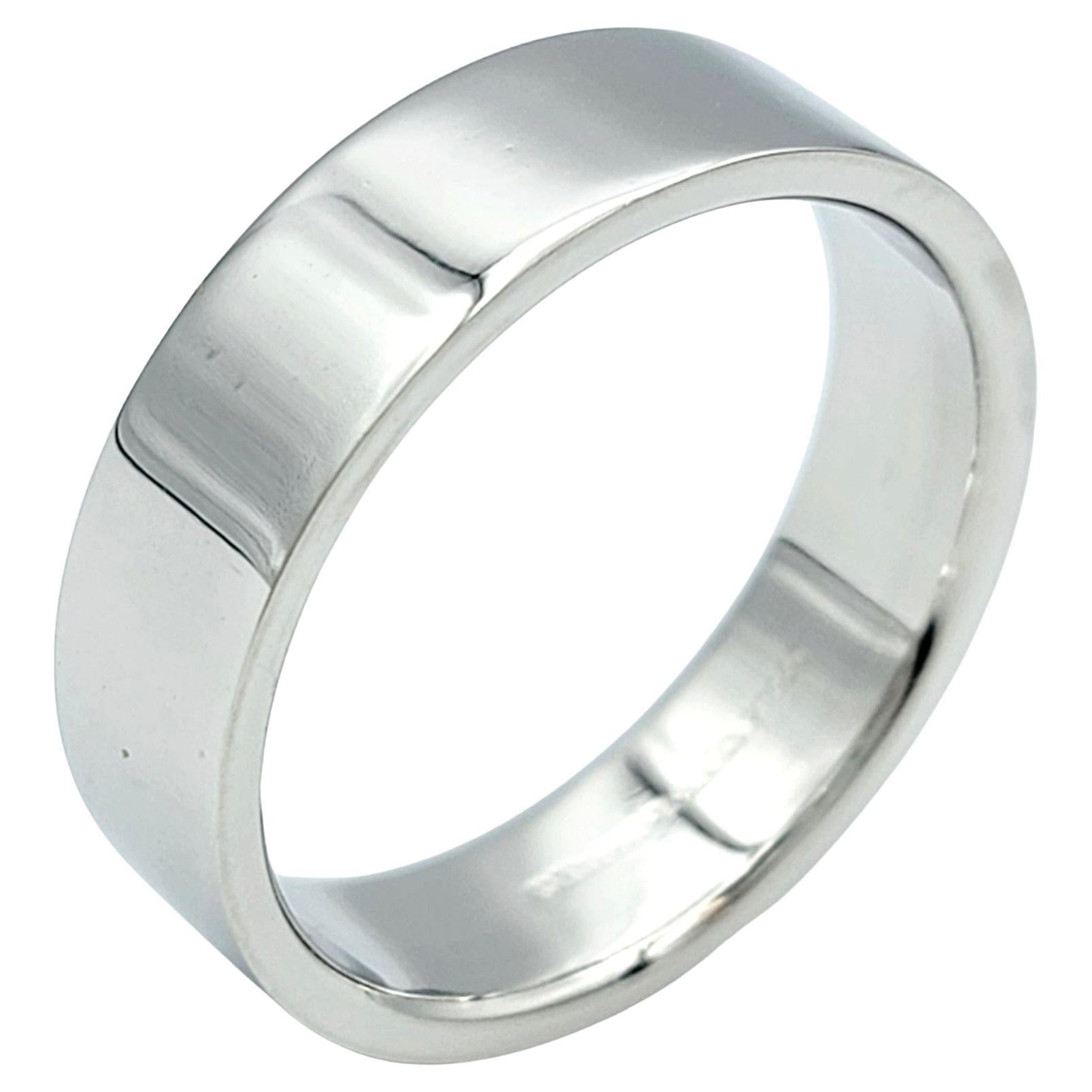 Anillo unisex de 6 mm de la colección "Esencial" de Tiffany & Co. en platino pulido en venta