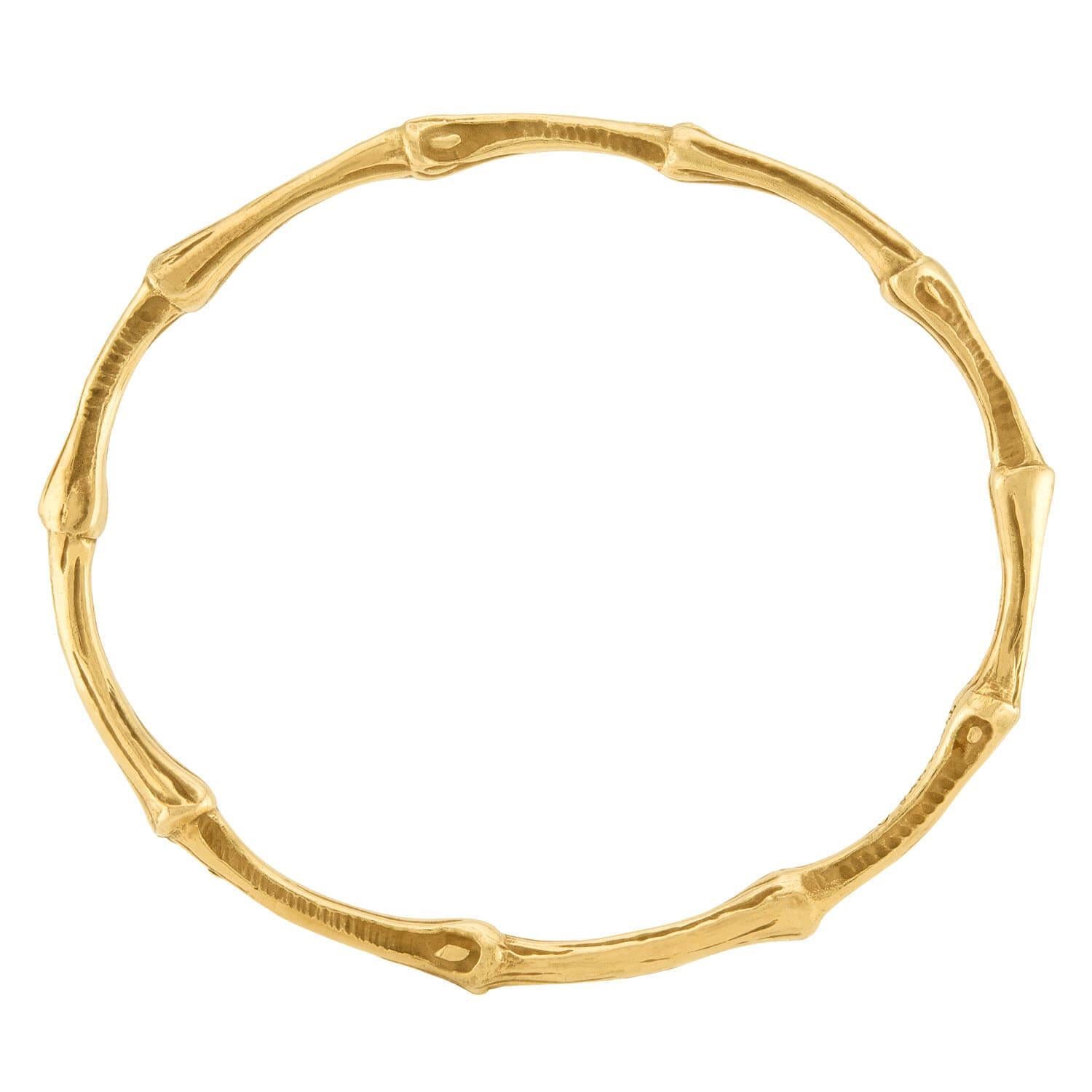 Una fabulosa pulsera brazalete del legendario joyero Tiffany & Co. Fabricada en vibrante oro amarillo de 18 quilates, ¡esta pulsera se asemeja al bambú! La superficie del brazalete está ligeramente texturizada, ¡pero puede deslizarse cómodamente