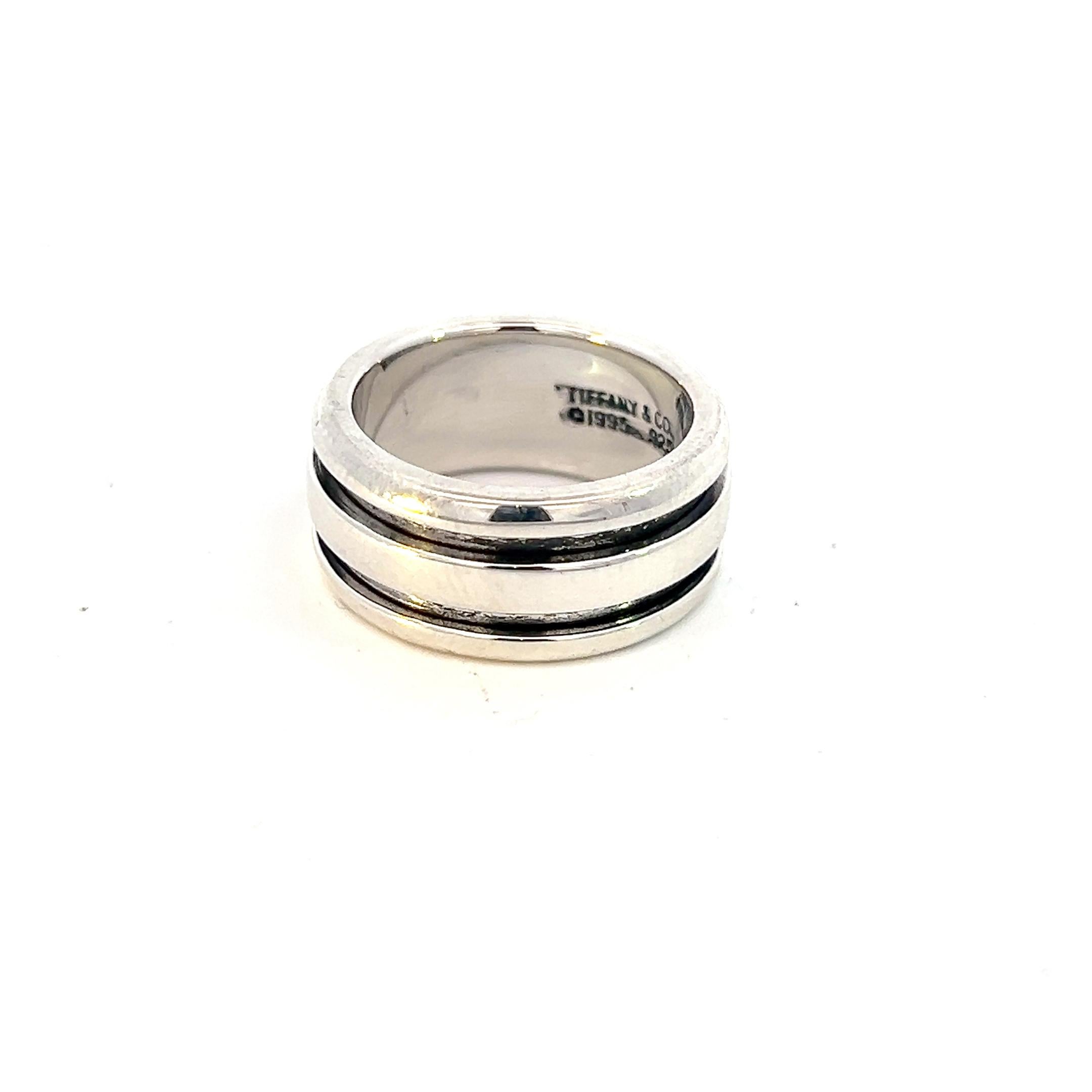Authentische Tiffany & Co Estate Atlas Groove Ring Größe 6 Silber 9 mm TIF633

Dieser elegante Authentic Tiffany & Co Atlas Groove Ring ist aus Sterlingsilber gefertigt.

VERTRAUENSWÜRDIGER VERKÄUFER SEIT 2002

DETAILS
Stil: Atlas-Nutring
Ringgröße: