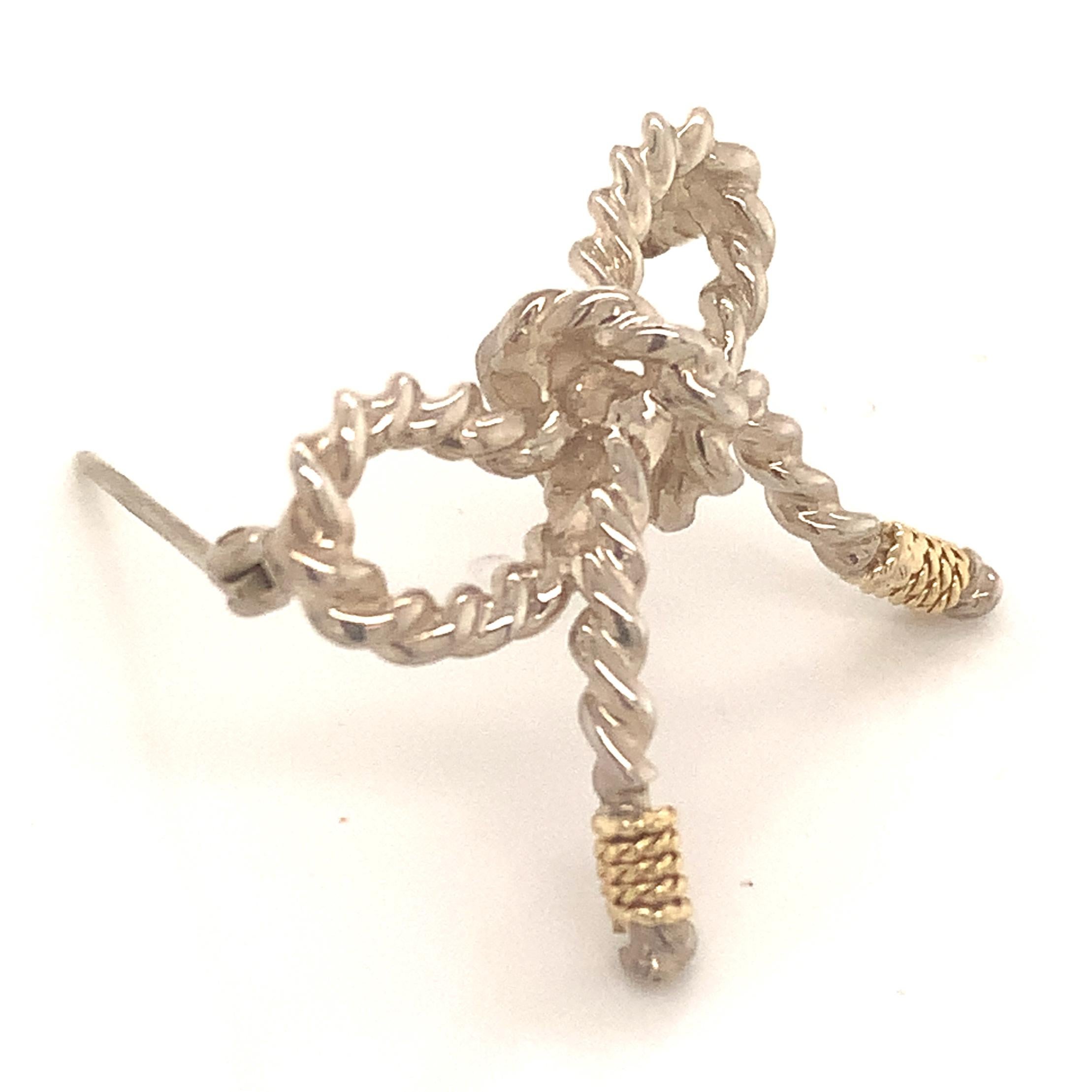 Tiffany & Co Broche en forme de nœud papillon en or 18 carats et argent sterling Bon état - En vente à Brooklyn, NY