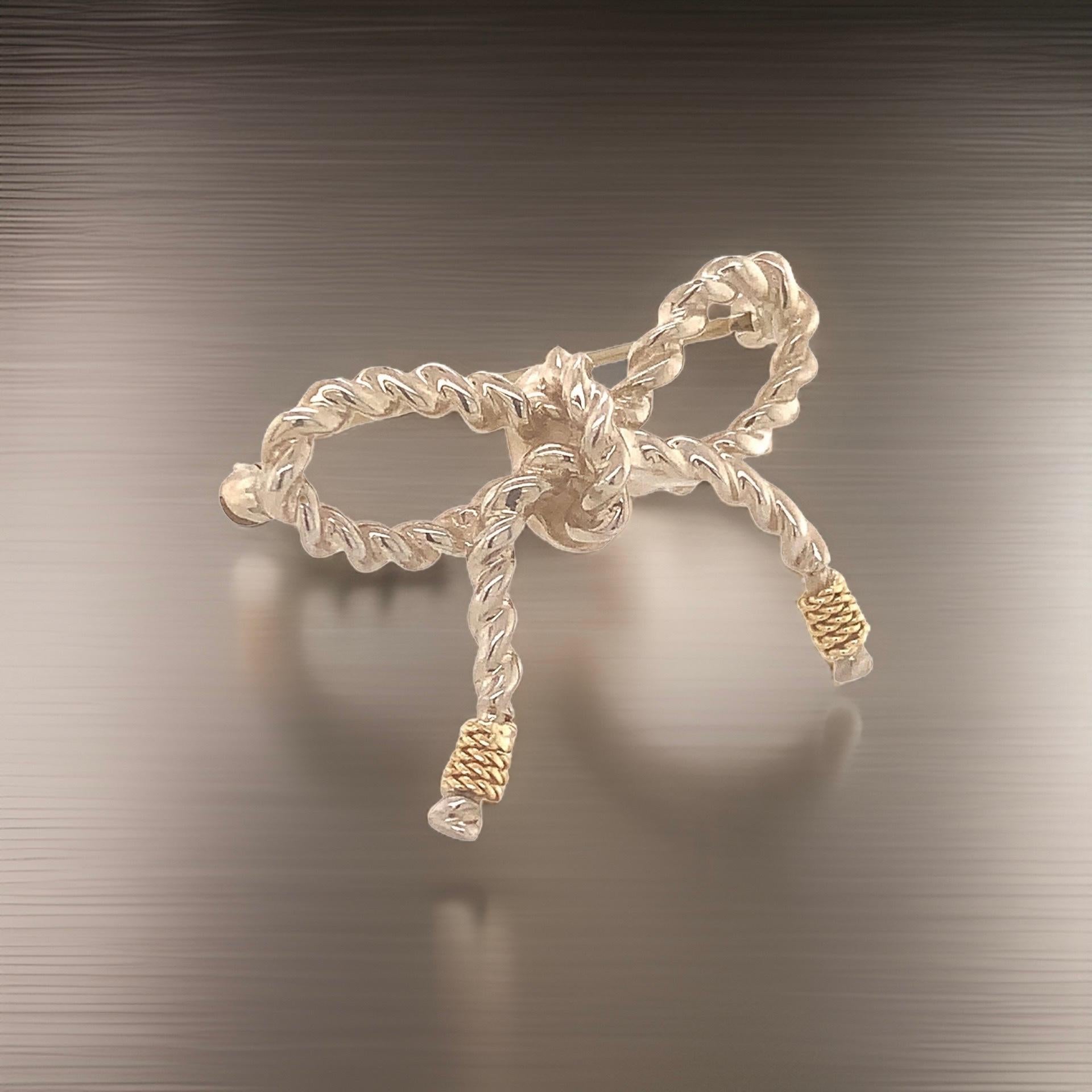 Spilla con fiocco di Tiffany & Co. Oro 18k e argento sterling In condizioni buone in vendita a Brooklyn, NY