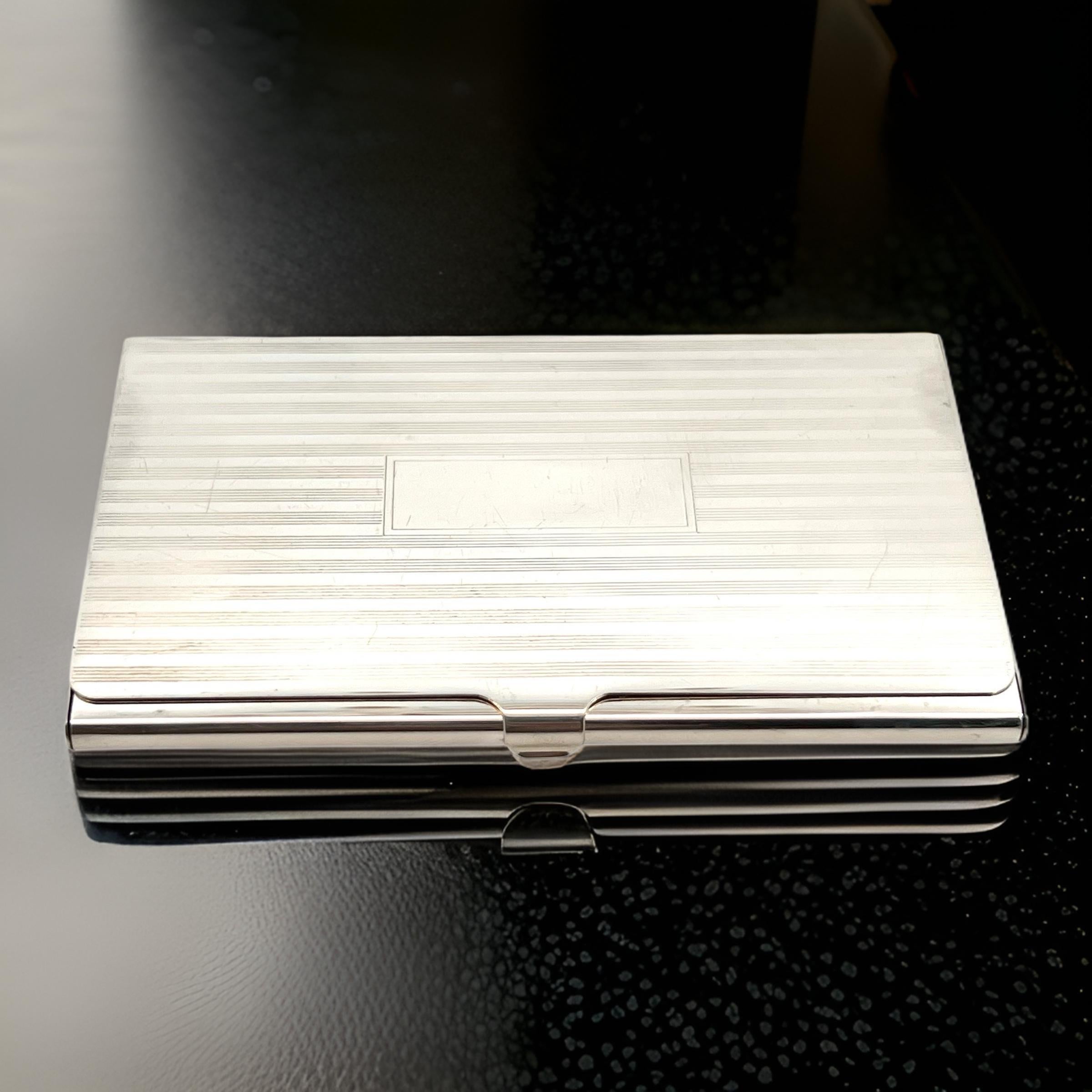 Auténtico tarjetero Tiffany & Co Estate Plata de ley 58,1 g TIF759

La campaña Tiffany & Co. El tarjetero Estate es un accesorio refinado y lujoso fabricado en plata de ley, con un impresionante peso de 58,1 gramos.

Diseñado con una elegancia