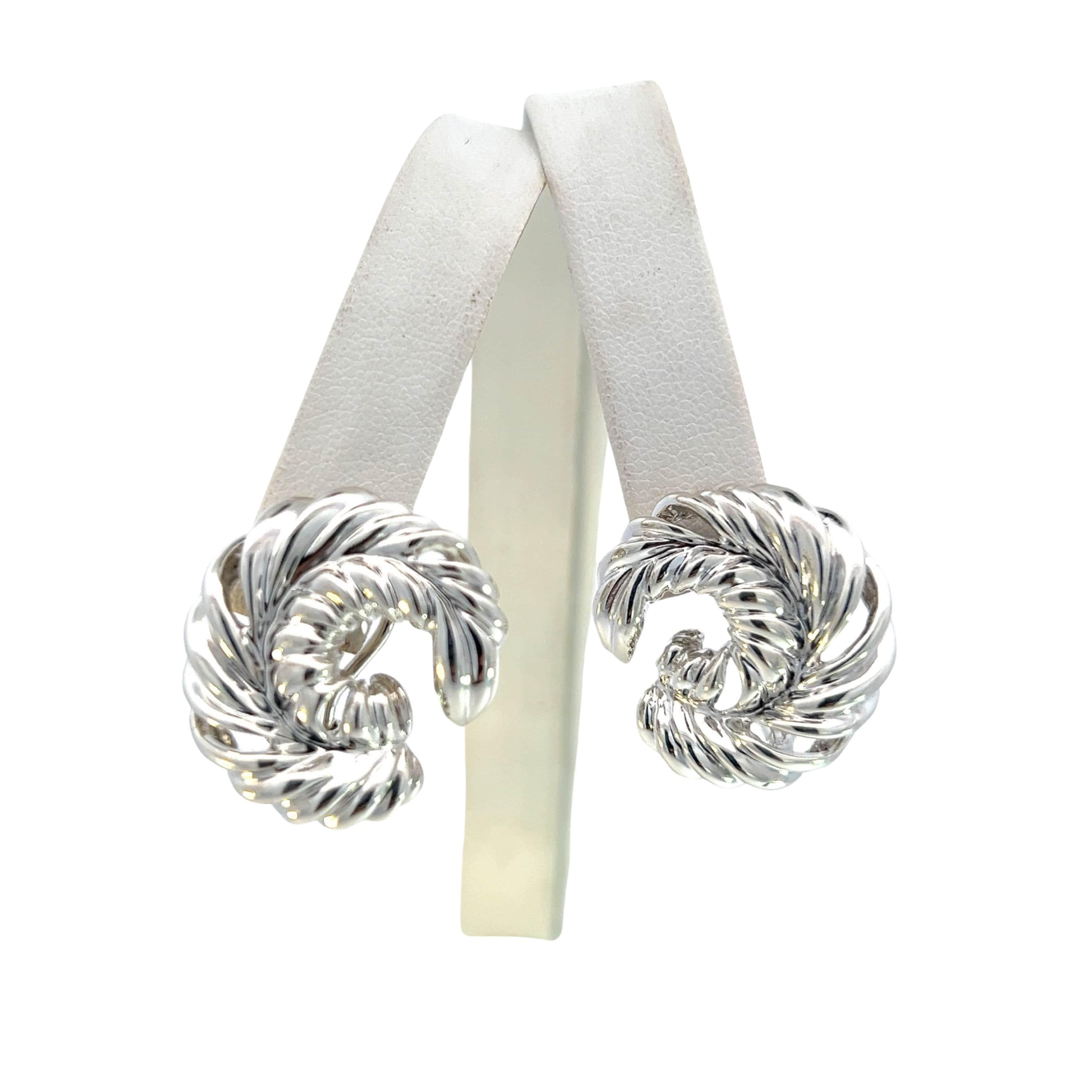 Magnificent Tiffany & Co Estate Clip-on Earrings Silver TIF514

These elegant Authentic Tiffany & Co earrings are made of sterling silver and have a weight of 10 grams.

TRUSTED SELLER SINCE 2002

PLEASE SEE OUR HUNDREDS OF POSITIVE FEEDBACKS FROM