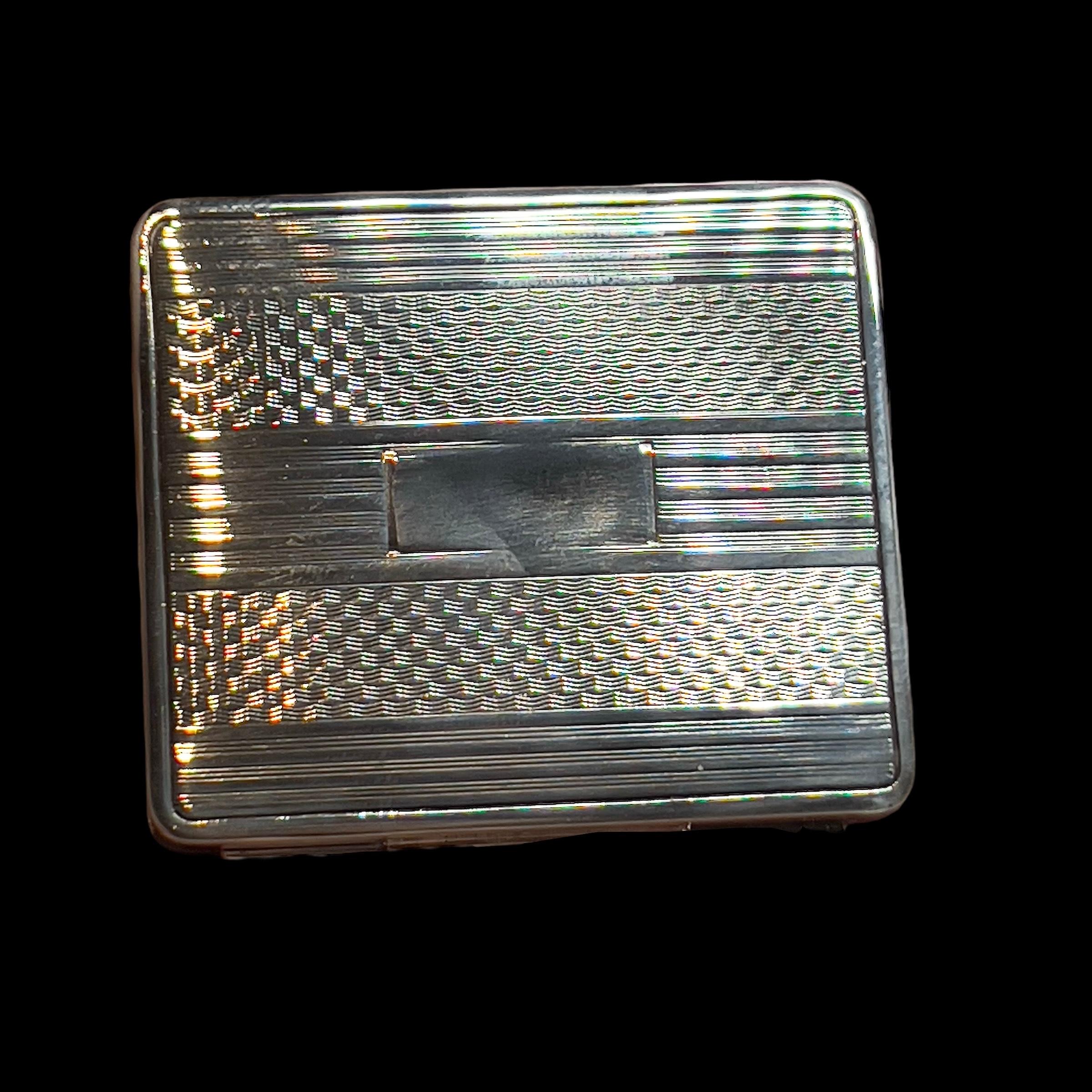 Autentico specchio compatto Tiffany & Co. in argento sterling 43,9 grammi TIF789

Il raro e autentico Tiffany & Co. Compact Powder Mirror è un pezzo di ottima fattura che combina funzionalità e lusso. 

Il compatto è caratterizzato da una superficie
