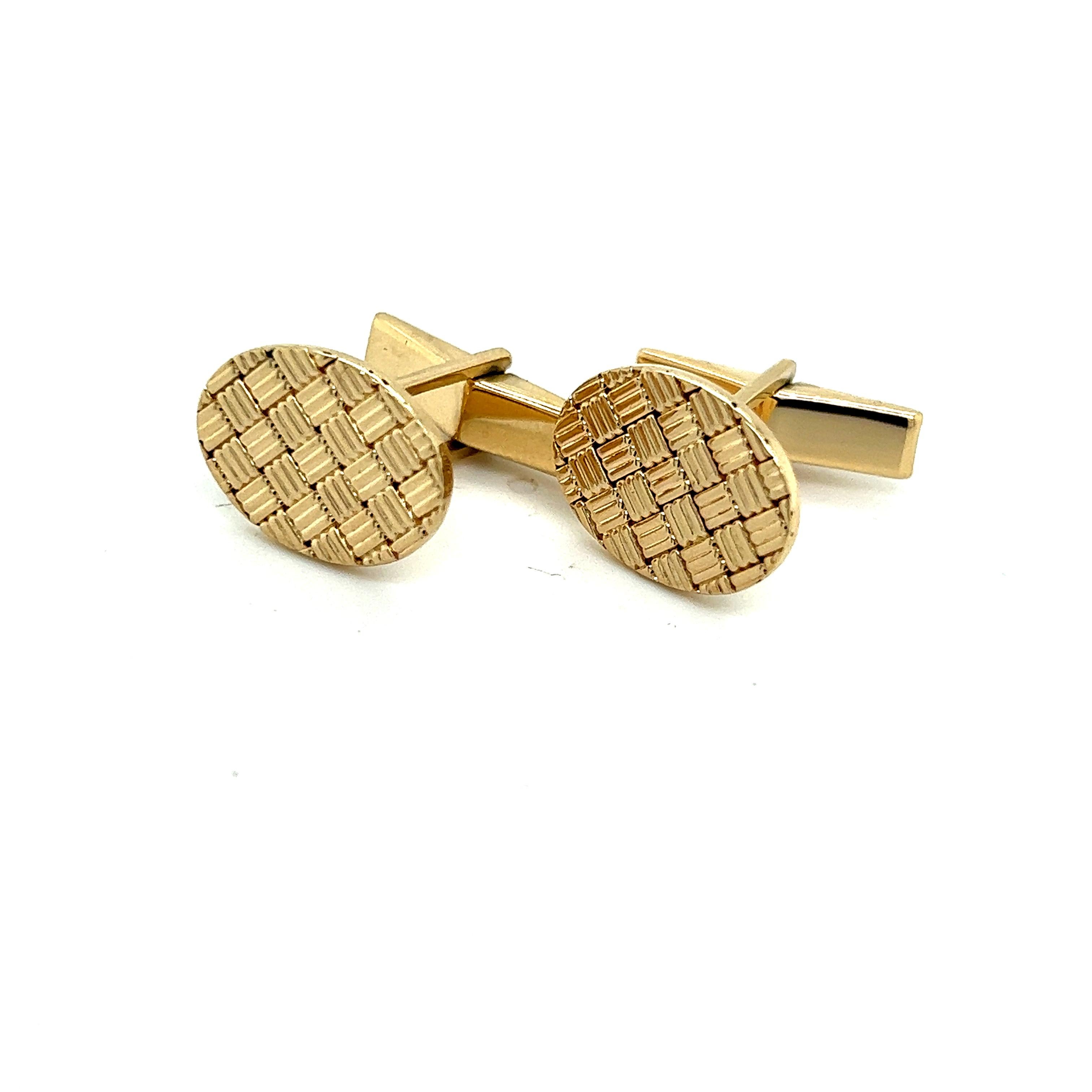 Tiffany & Co Estate Cufflinks 14k Y Gold TIF334

TRUSTED SELLER SINCE 2002

PLEASE SEE OUR HUNDREDS OF POSITIVE FEEDBACKS FROM OUR CLIENTS!!

FREE SHIPPING

DETAILS
Weight: 10.5 Grams
Metal: 18k Yellow Gold

These Authentic Tiffany & Co. Men's