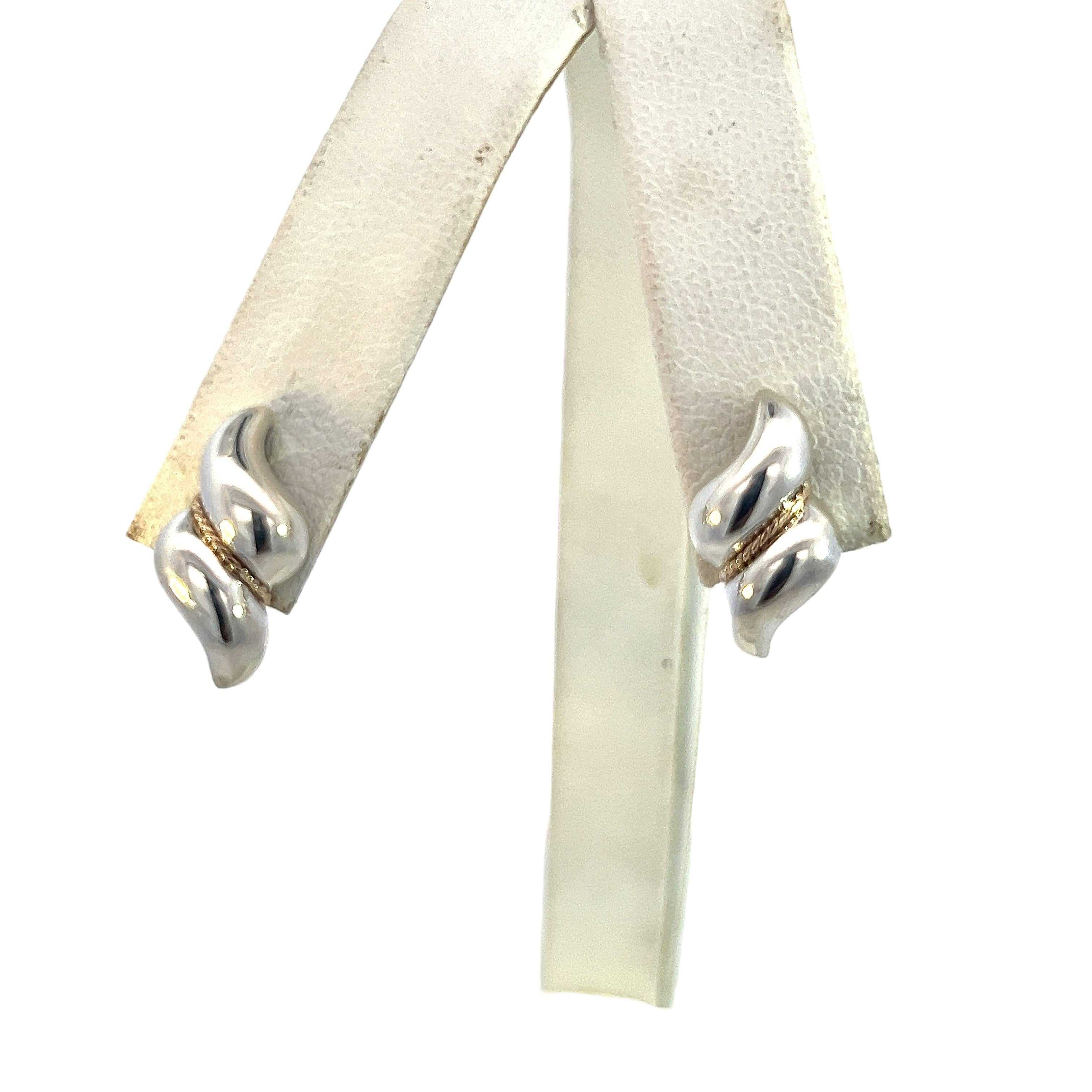 Authentic Tiffany & Co Estate Earrings With Original Back 14k Y Gold + Sterling Silver TIF708

These elegant Authentic Tiffany & Co Scalloped and Gold trimmed earrings are made of sterling silver and 14k yellow gold.

TRUSTED SELLER SINCE