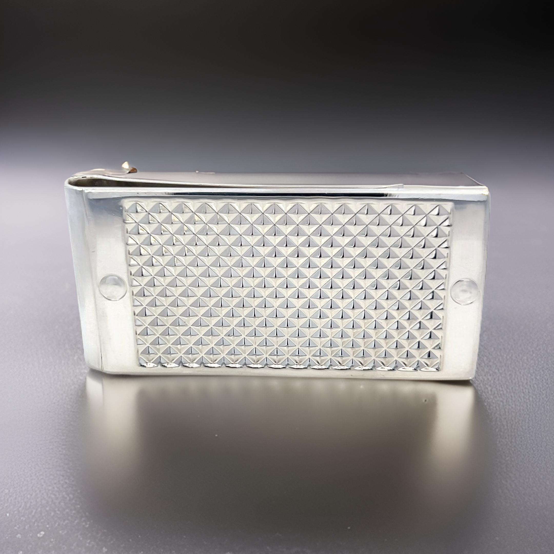 Auténtica Tiffany & Co Estate Pinza para billetes con gran cantidad de diamantes Plata de ley TIF788

Este Elegante Raro Auténtico Tiffany & Co. La Pinza para billetes de hombre es un sofisticado accesorio de doble uso, que combina un estilo