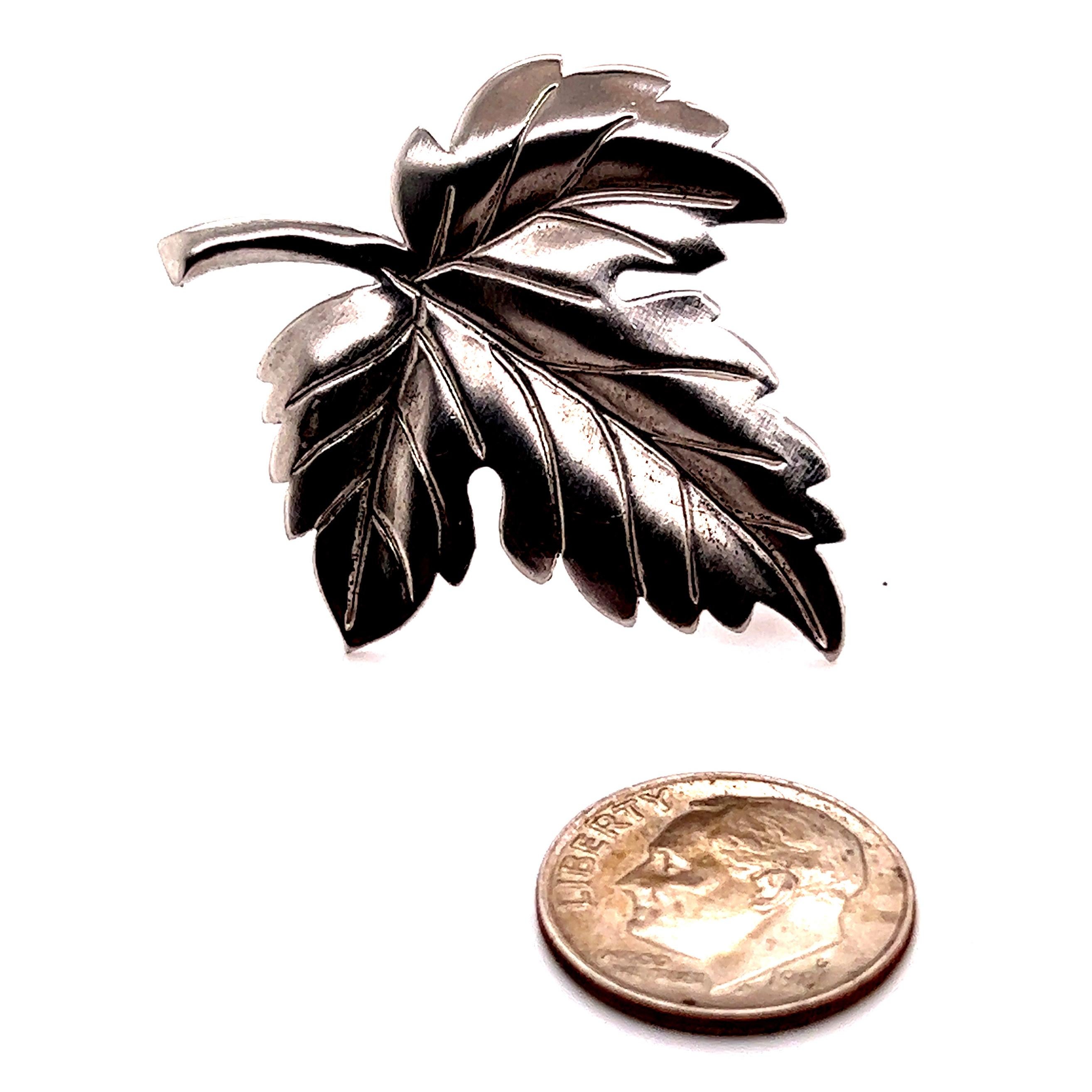 Tiffany & Co Estate Leaf Brooch Pin Sterling Silver 7 Grams In Good Condition For Sale In Brooklyn, NY