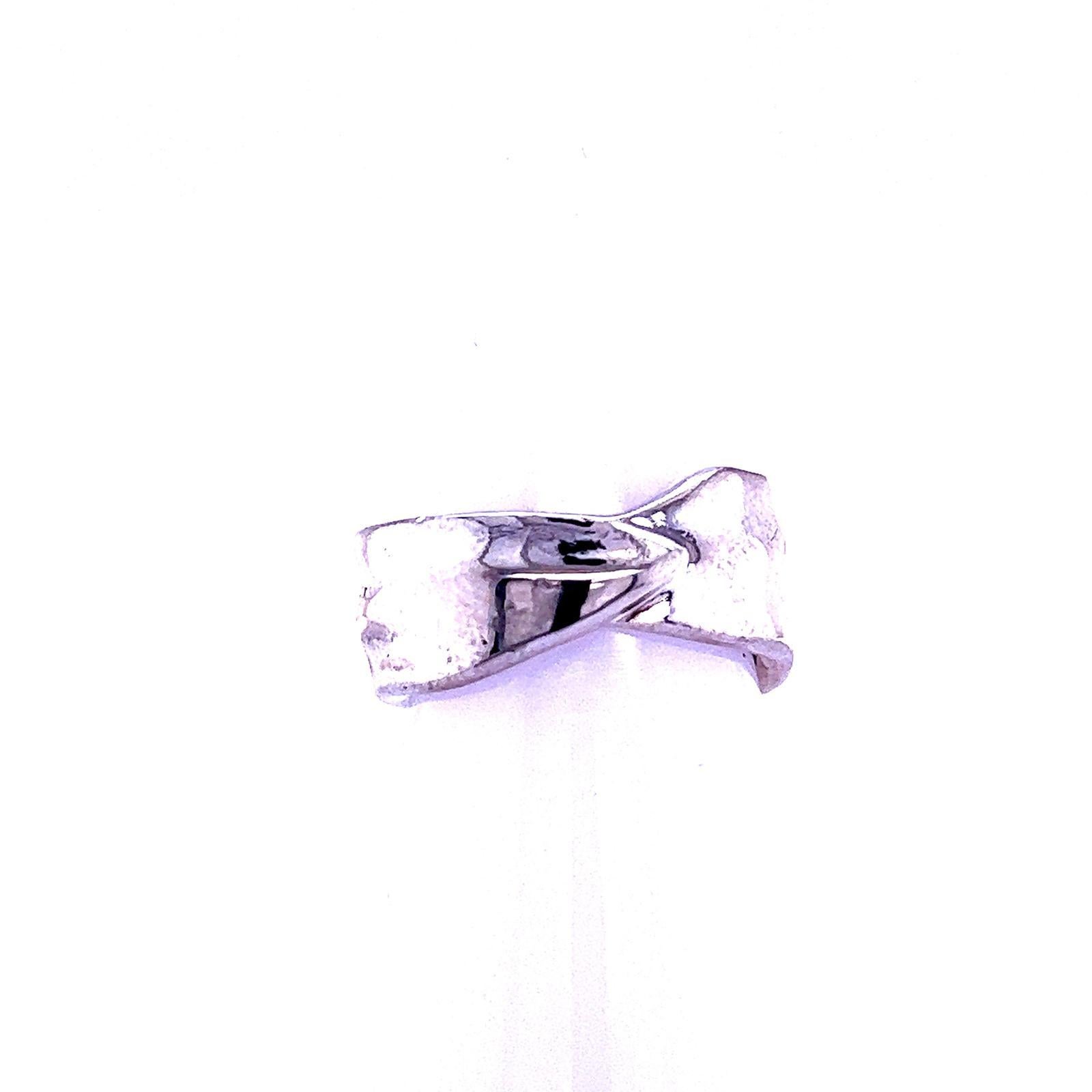 Tiffany & Co Leaf Ring Size 4 Sterling Silver 5 Grams Estate In Good Condition For Sale In Brooklyn, NY