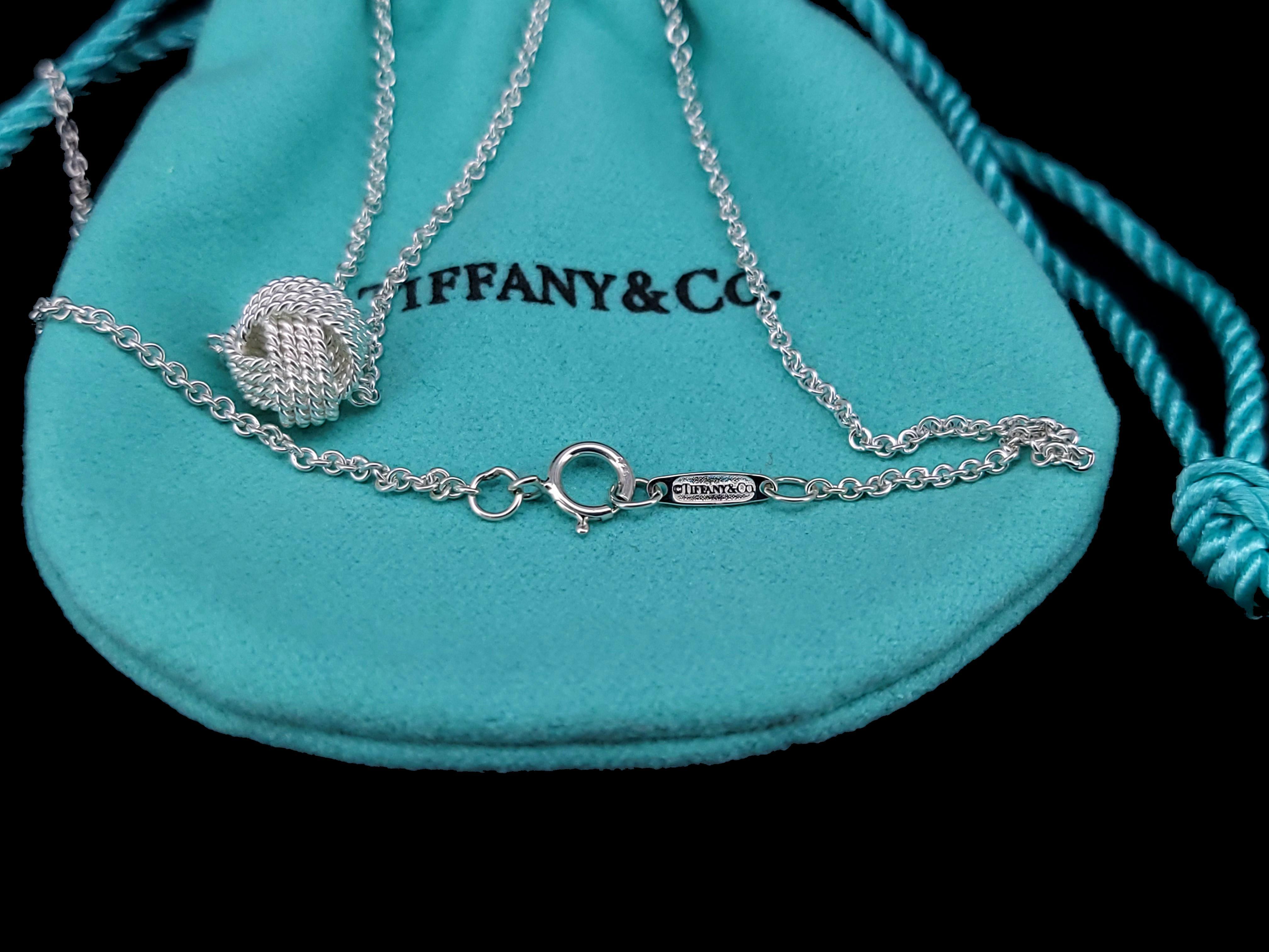 Marque Tiffany & Co Collier à pendentif nœud
Matière Argent Sterling 925
Longueur de la chaîne 17'' Long
Dimenison du noeud : 9mm
Poids : 3.9gr
ConditNew
Estimation du prix de détail : 345
Livré avec une pochette Tiffany