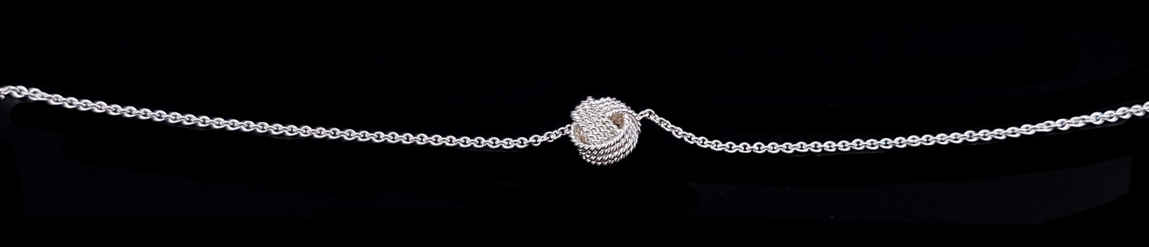 Tiffany & Co. Collier nœud d'amour de succession en argent de 17 pouces Pour femmes en vente